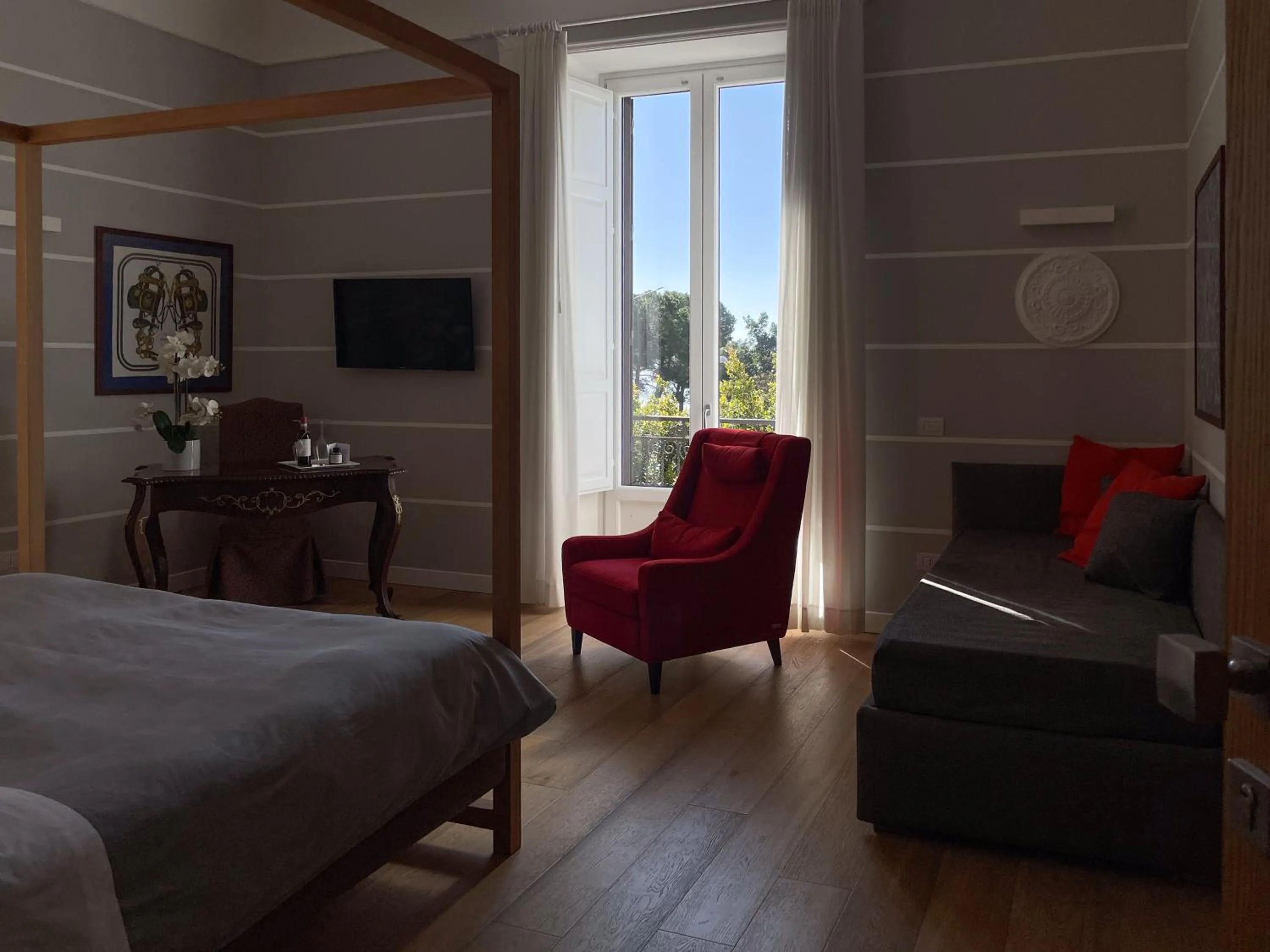 Seating area, Bed in Euterpe LHT