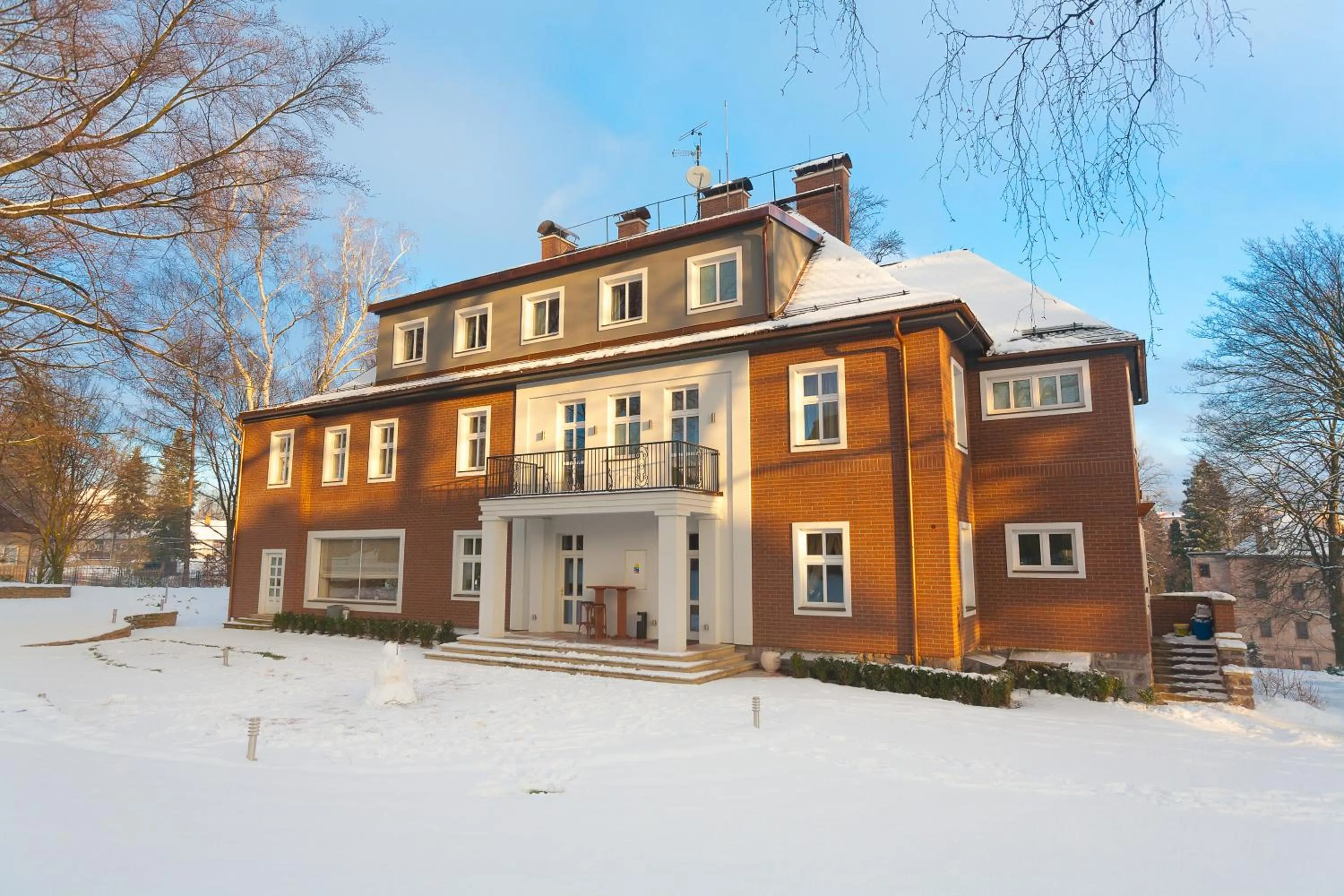 Facade/entrance in Manor House