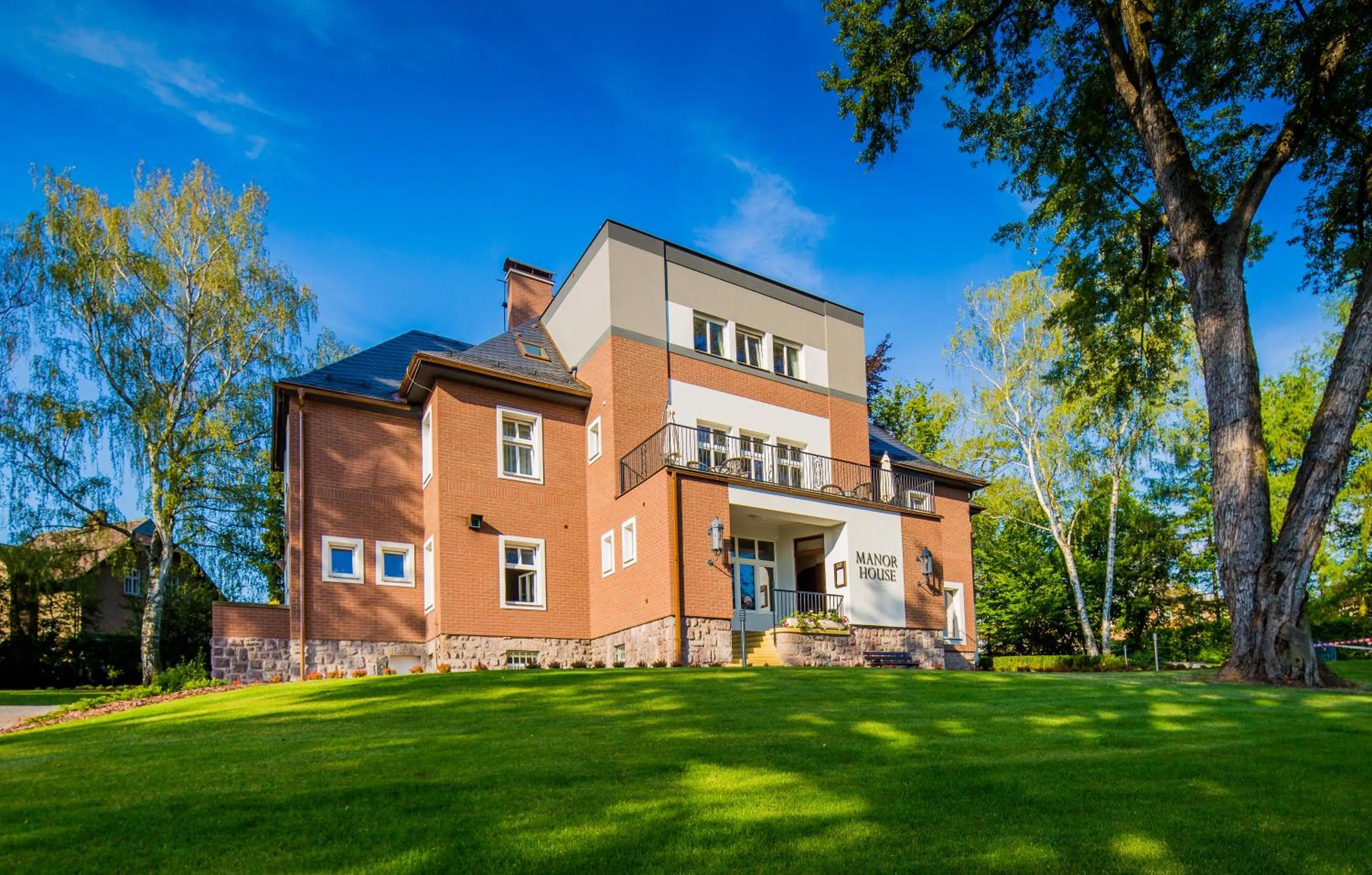 Facade/entrance in Manor House