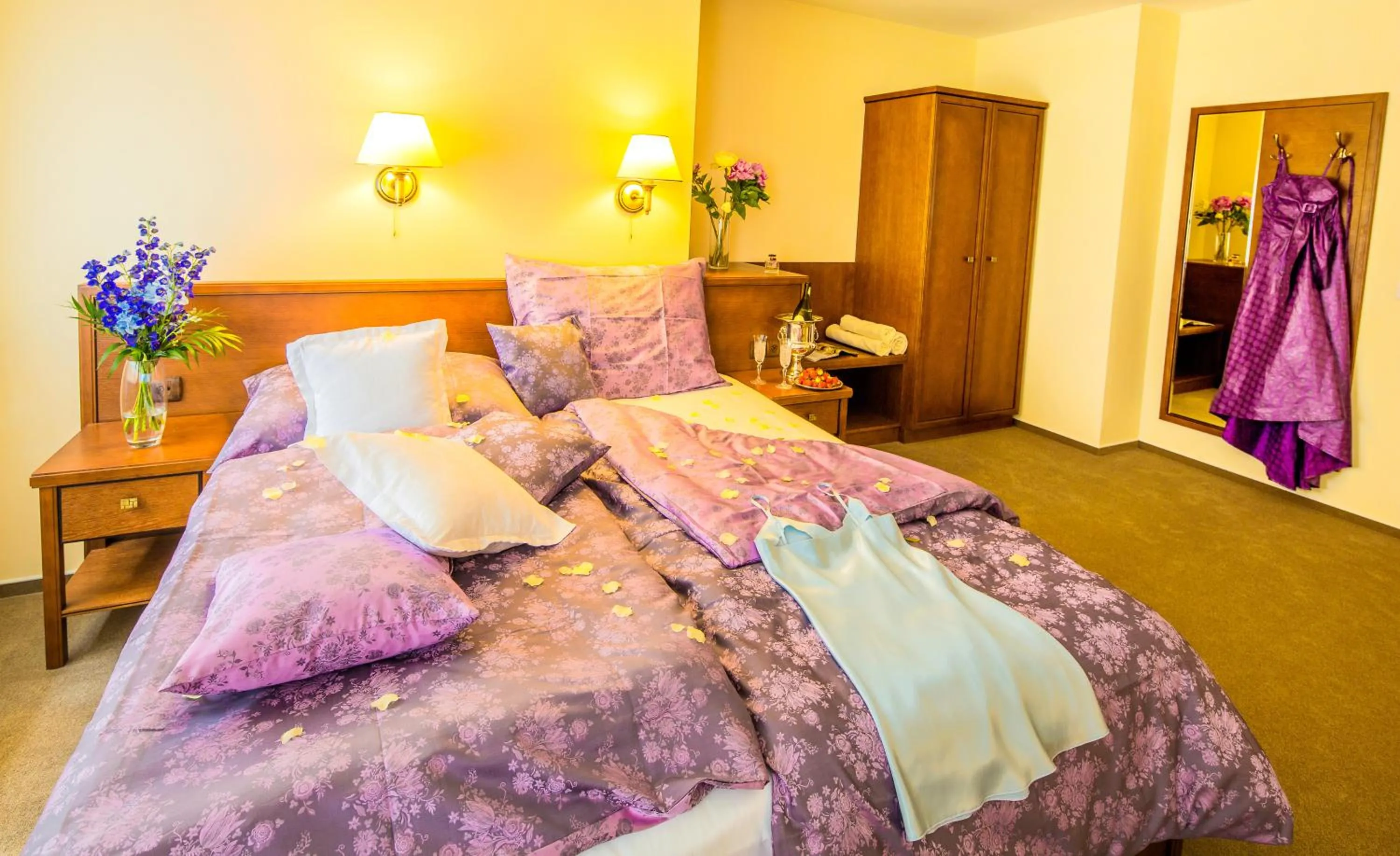 Photo of the whole room in Manor House