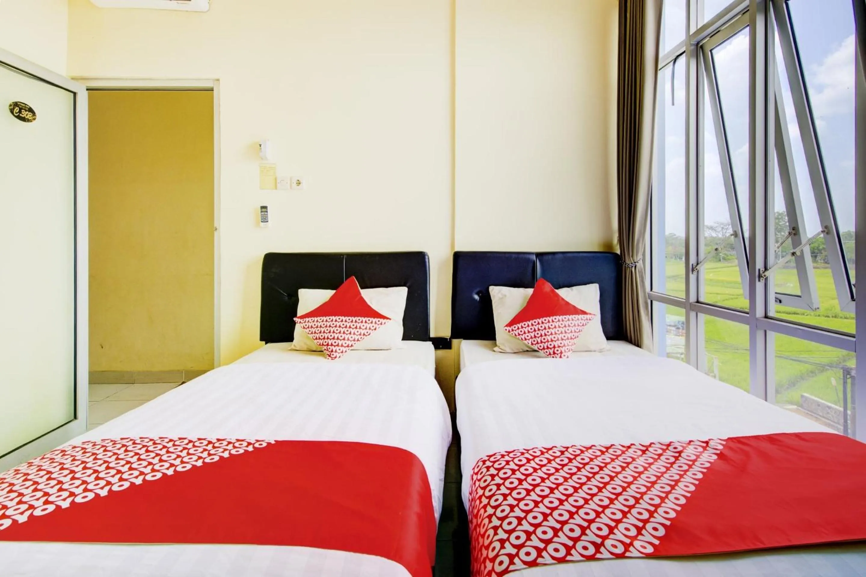 Bedroom in Capital O 92295 Double Tree