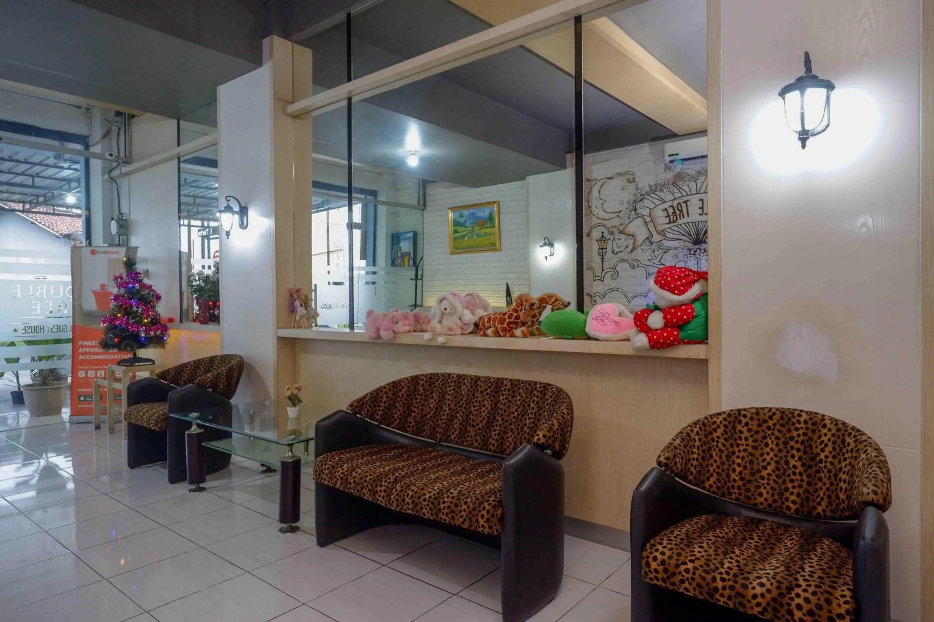 Seating area in Urbanview Hotel Double Tree near RSUD Margono Purwokerto