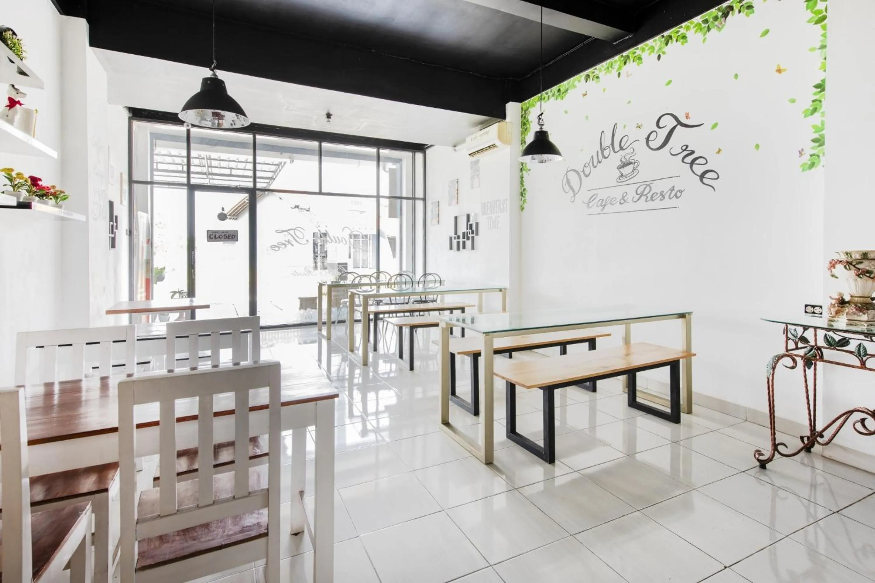 Lobby or reception in Capital O 92295 Double Tree