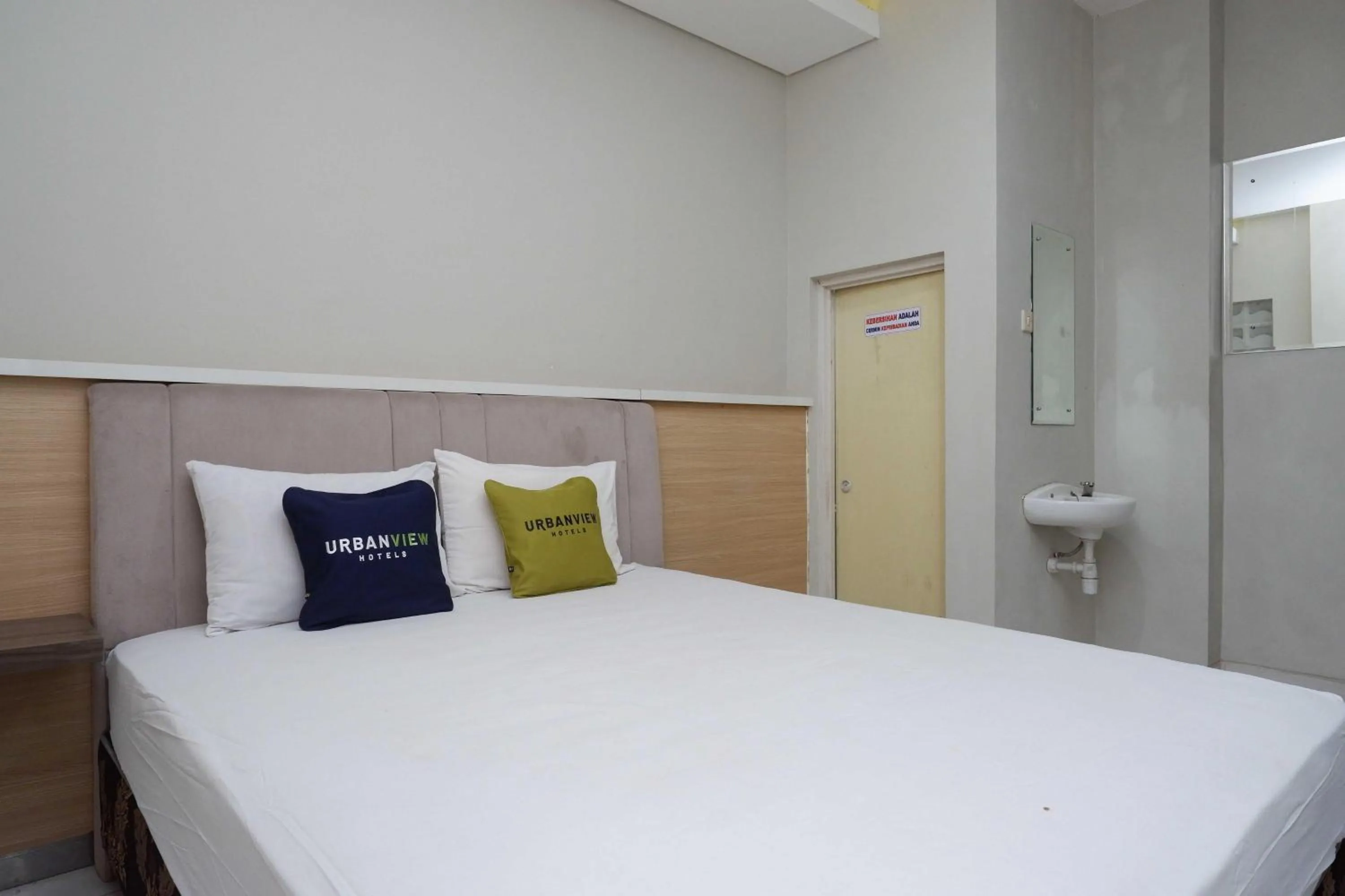 Bedroom, Bed in Urbanview Hotel Double Tree near RSUD Margono Purwokerto