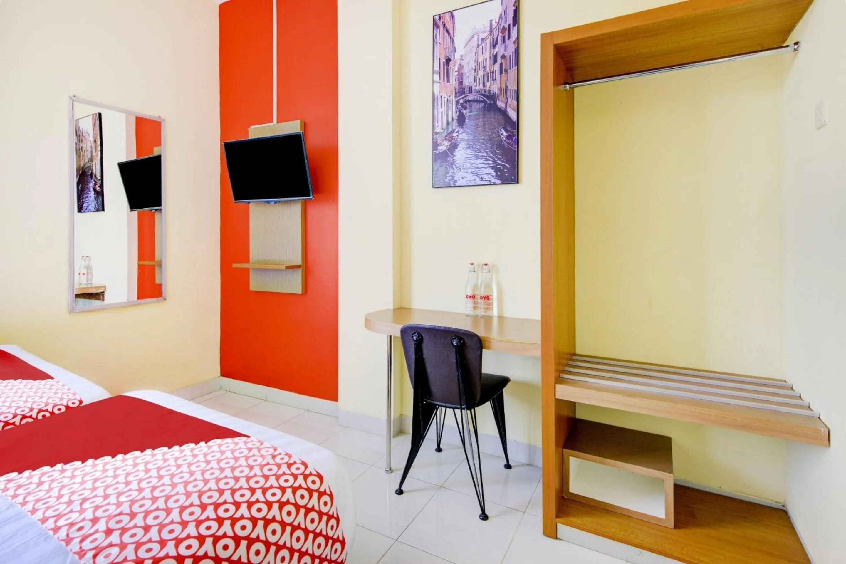 Bedroom in Capital O 92295 Double Tree