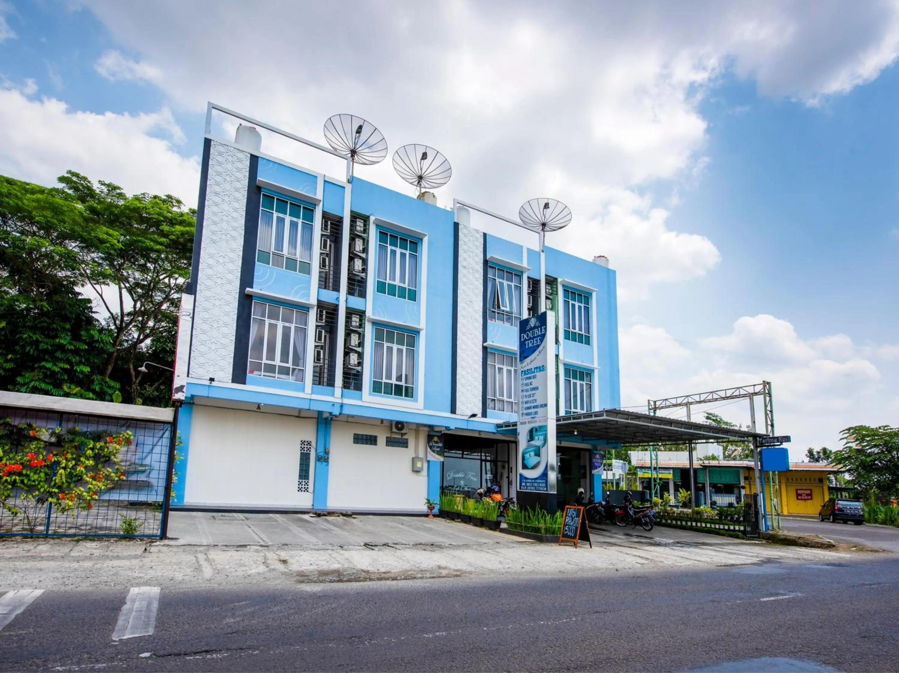 Facade/entrance in Capital O 92295 Double Tree