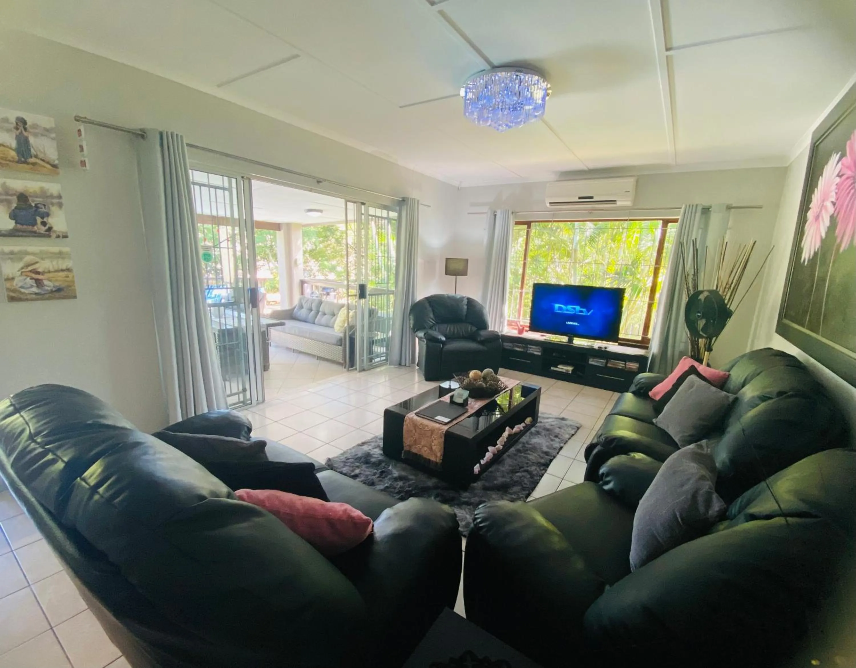 Communal lounge/ TV room in Pelican's Nest Holiday Home St Lucia