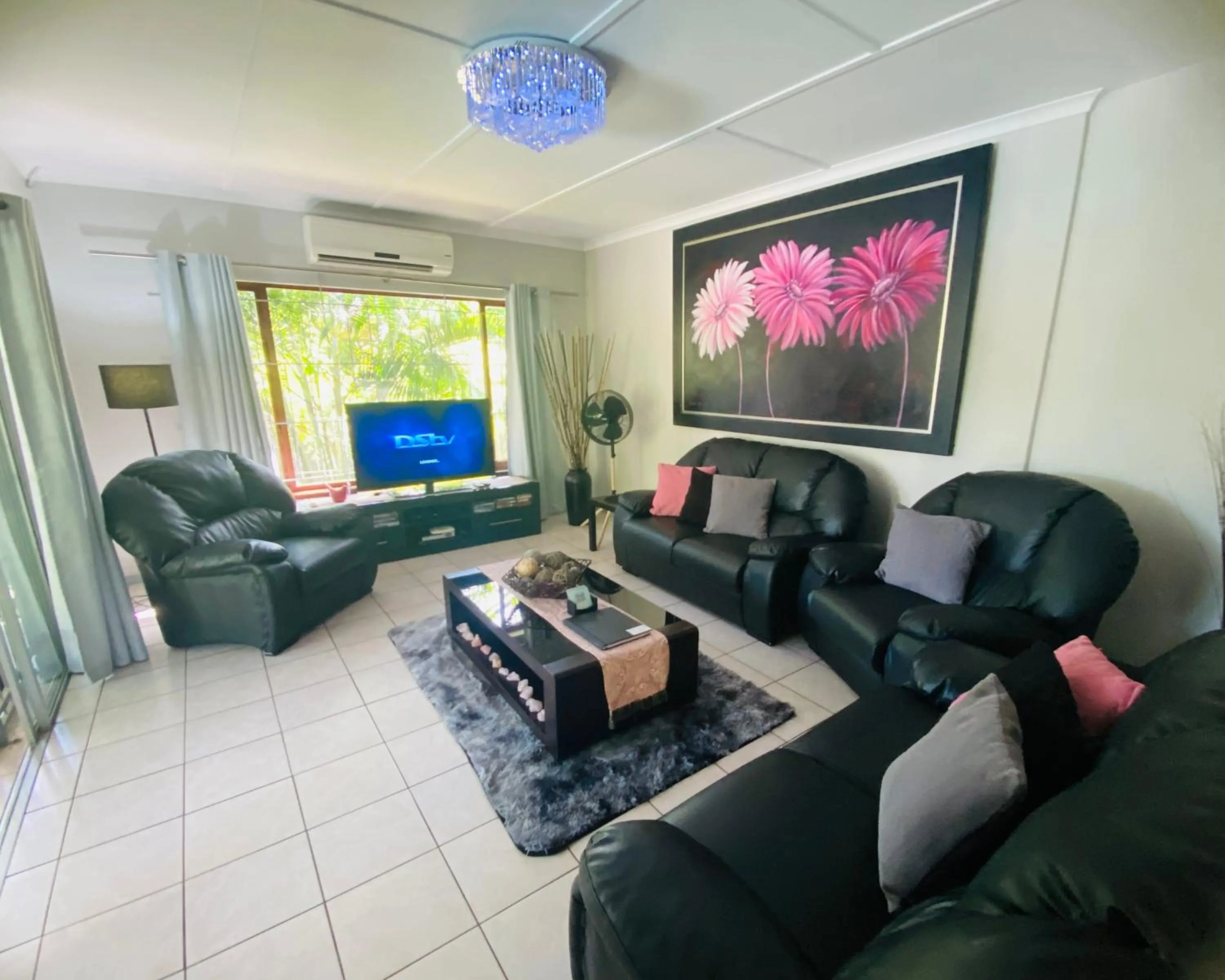 Communal lounge/ TV room in Pelican's Nest Holiday Home St Lucia