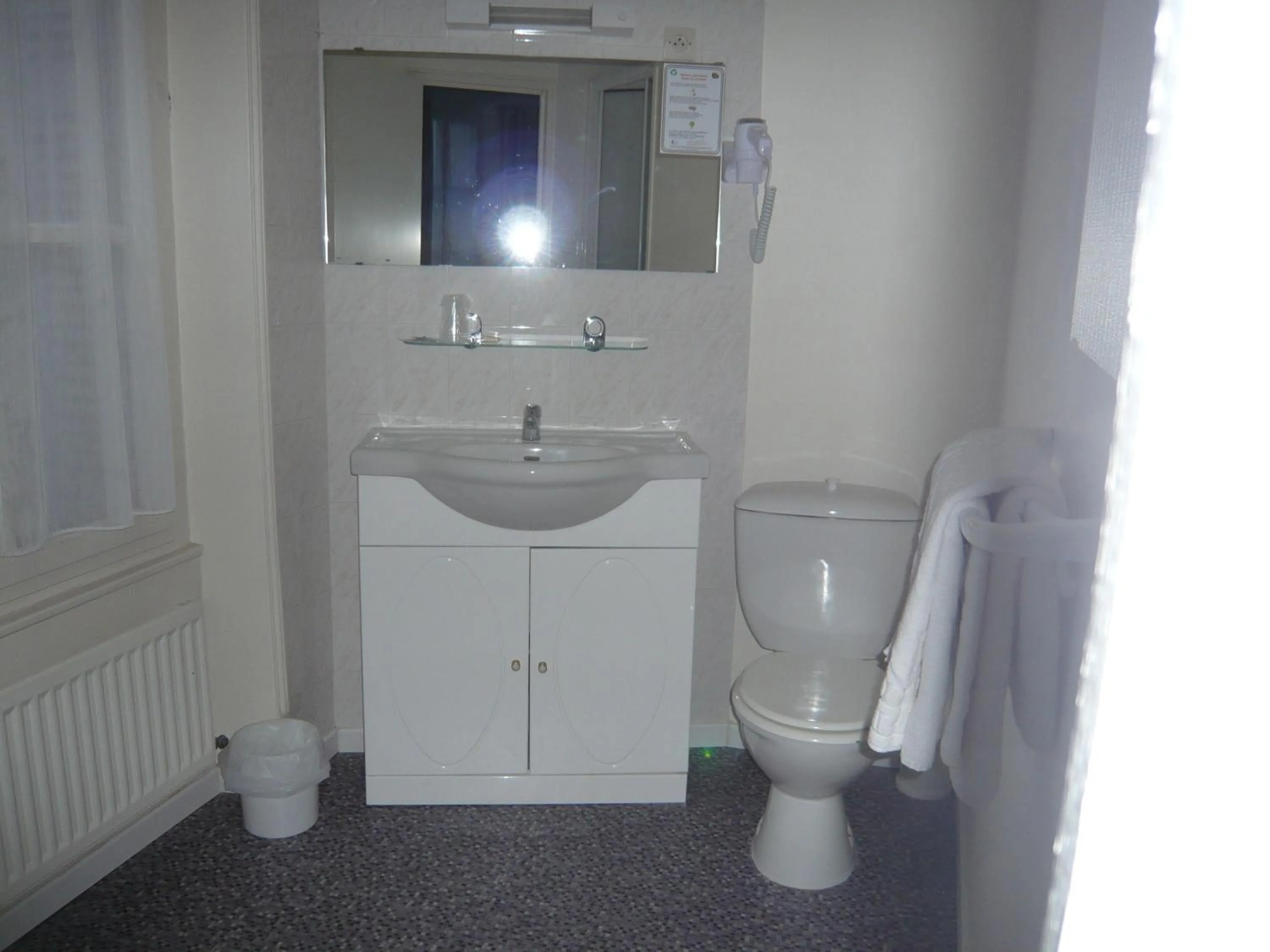 Bathroom in Hôtel - Restaurant Saint Jacques