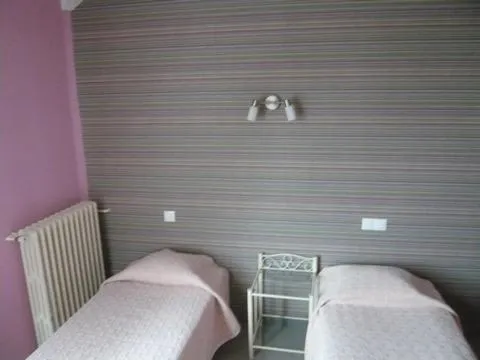 Photo of the whole room, Bed in Hôtel - Restaurant Saint Jacques