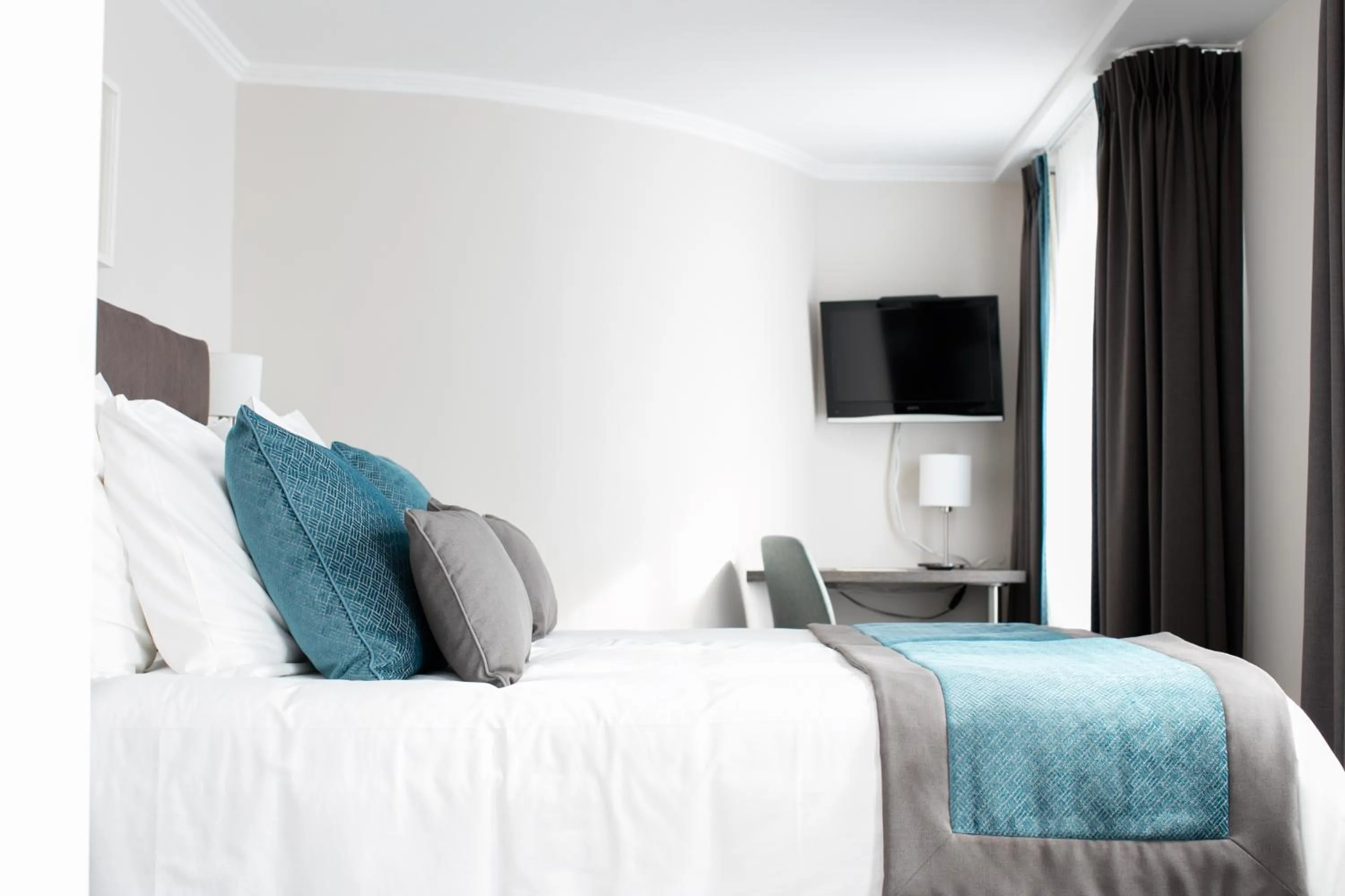 Bed in Logis Hôtel Restaurant du Moulin