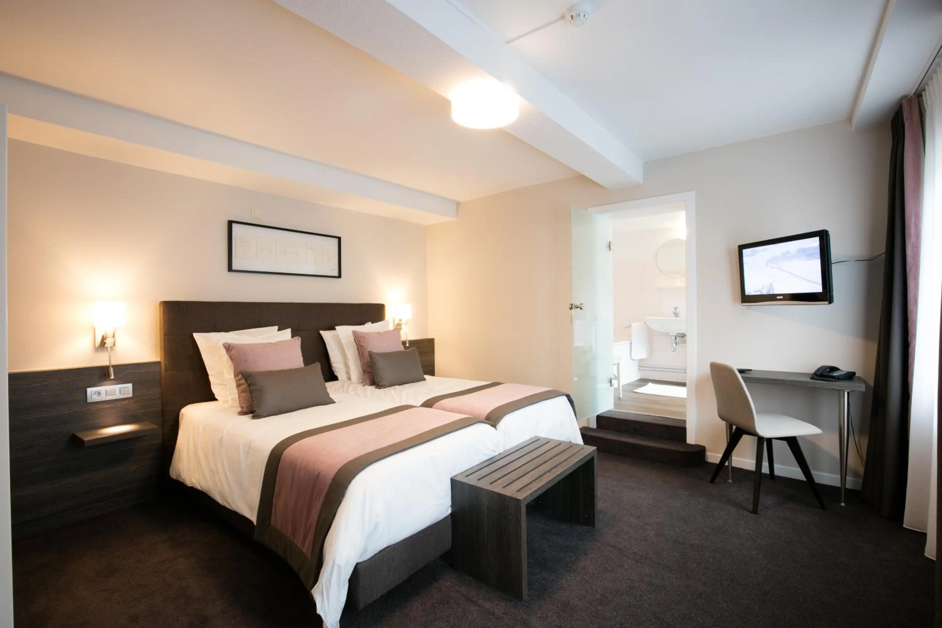 Bed in Logis Hôtel Restaurant du Moulin