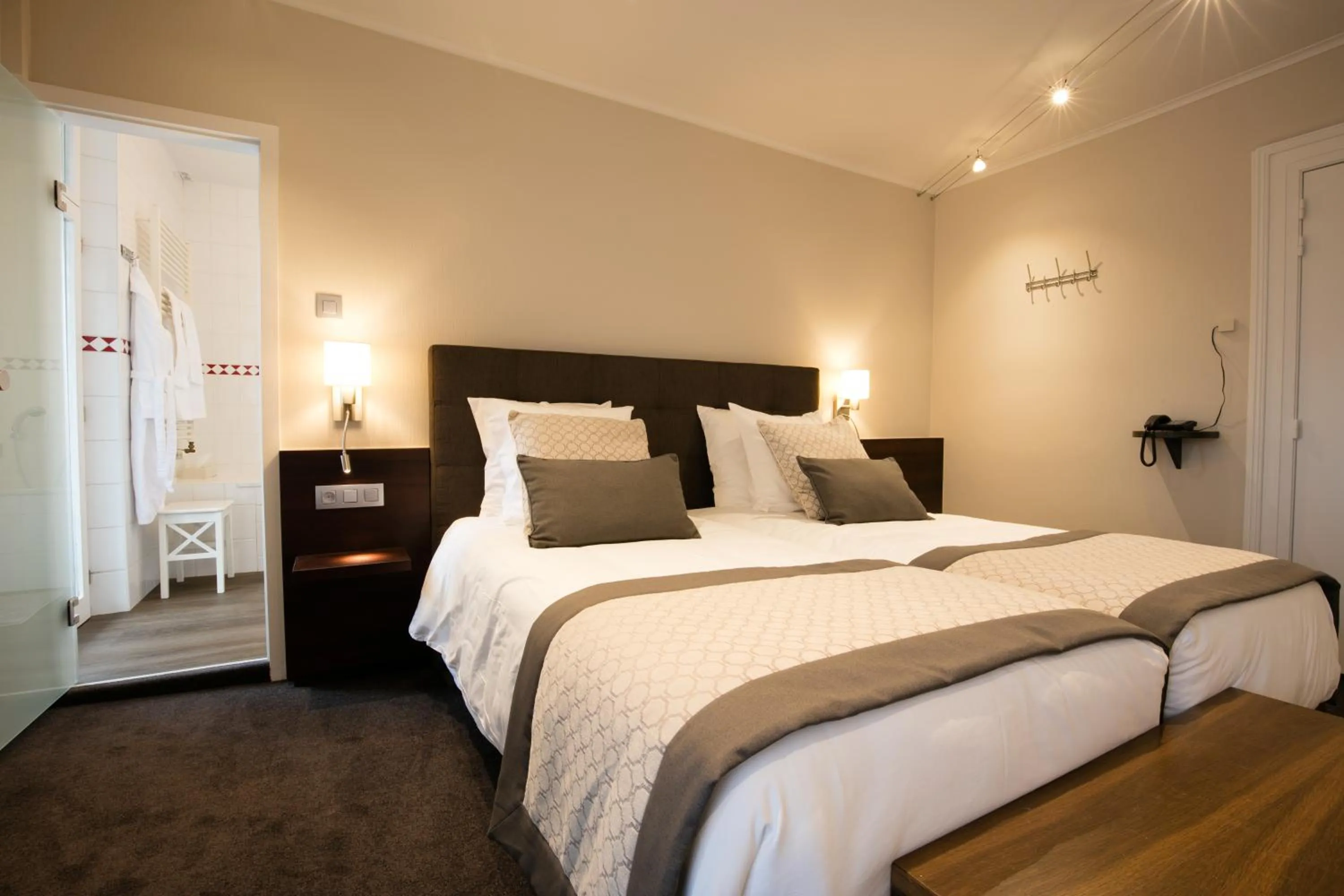 Bed in Logis Hôtel Restaurant du Moulin