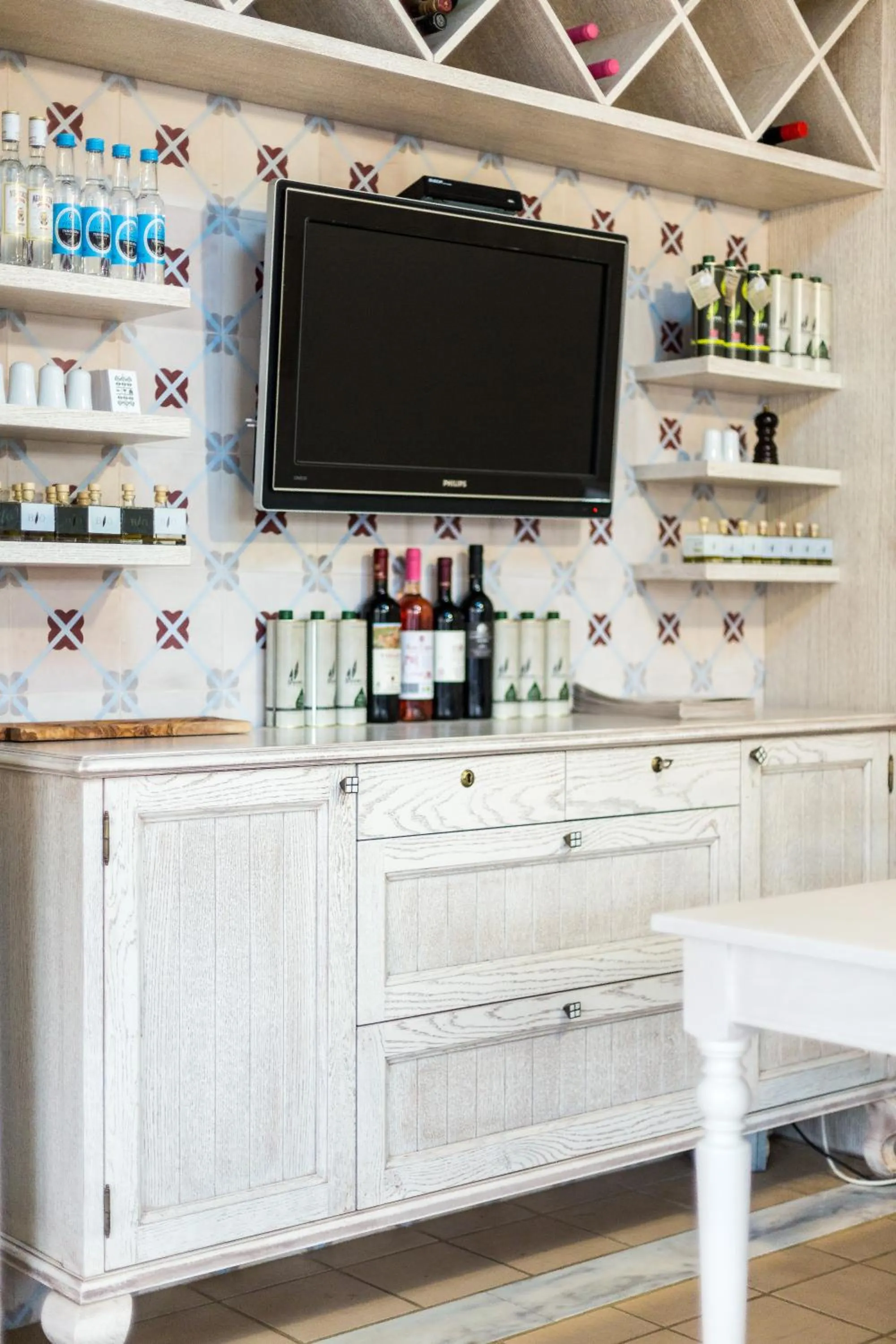 Communal lounge/ TV room in Mikro Livadi Special Lodges - Has an Eco Salt water pool - 150m from the beach