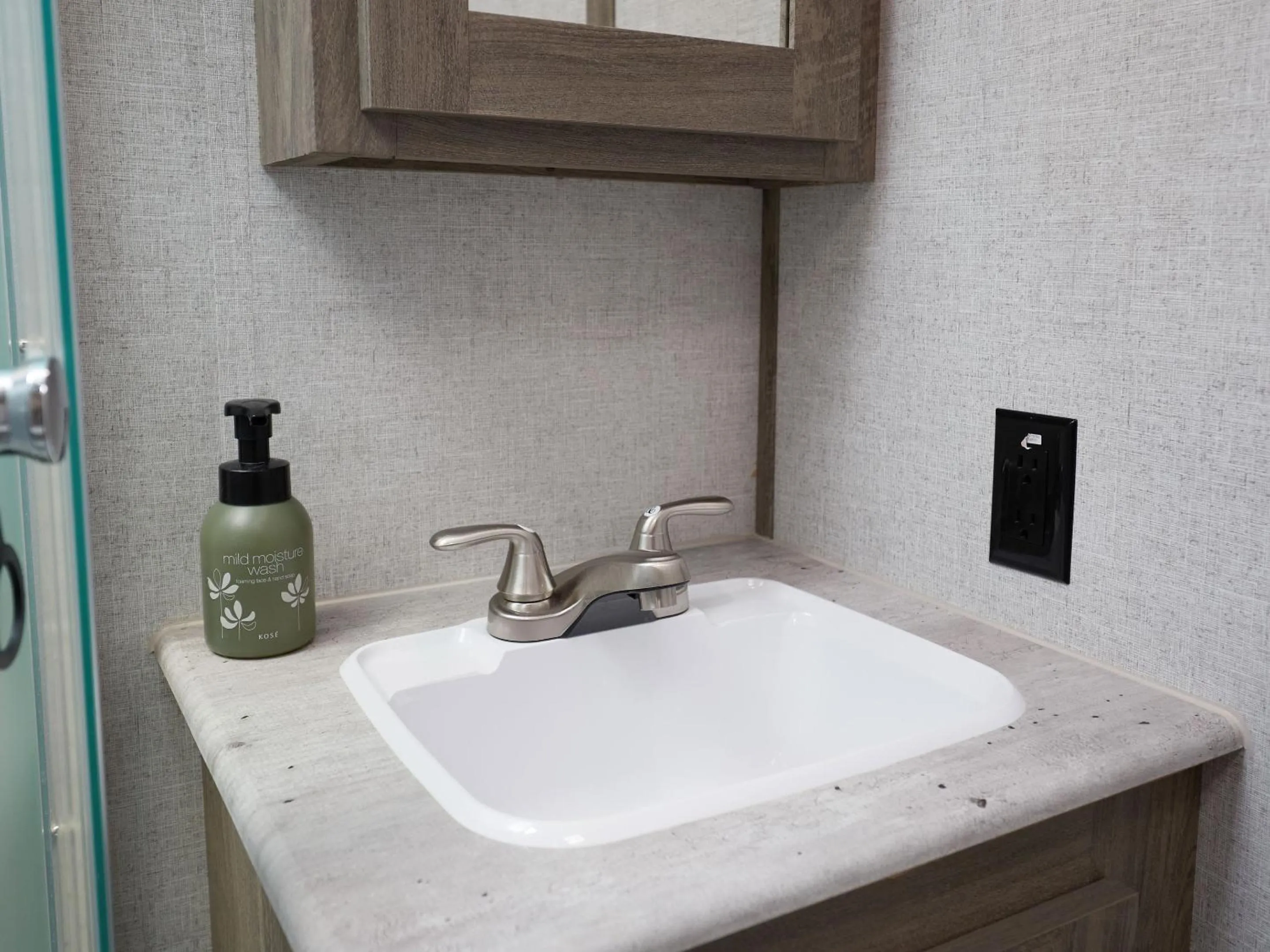 Photo of the whole room in Wood Pecker Nakijin