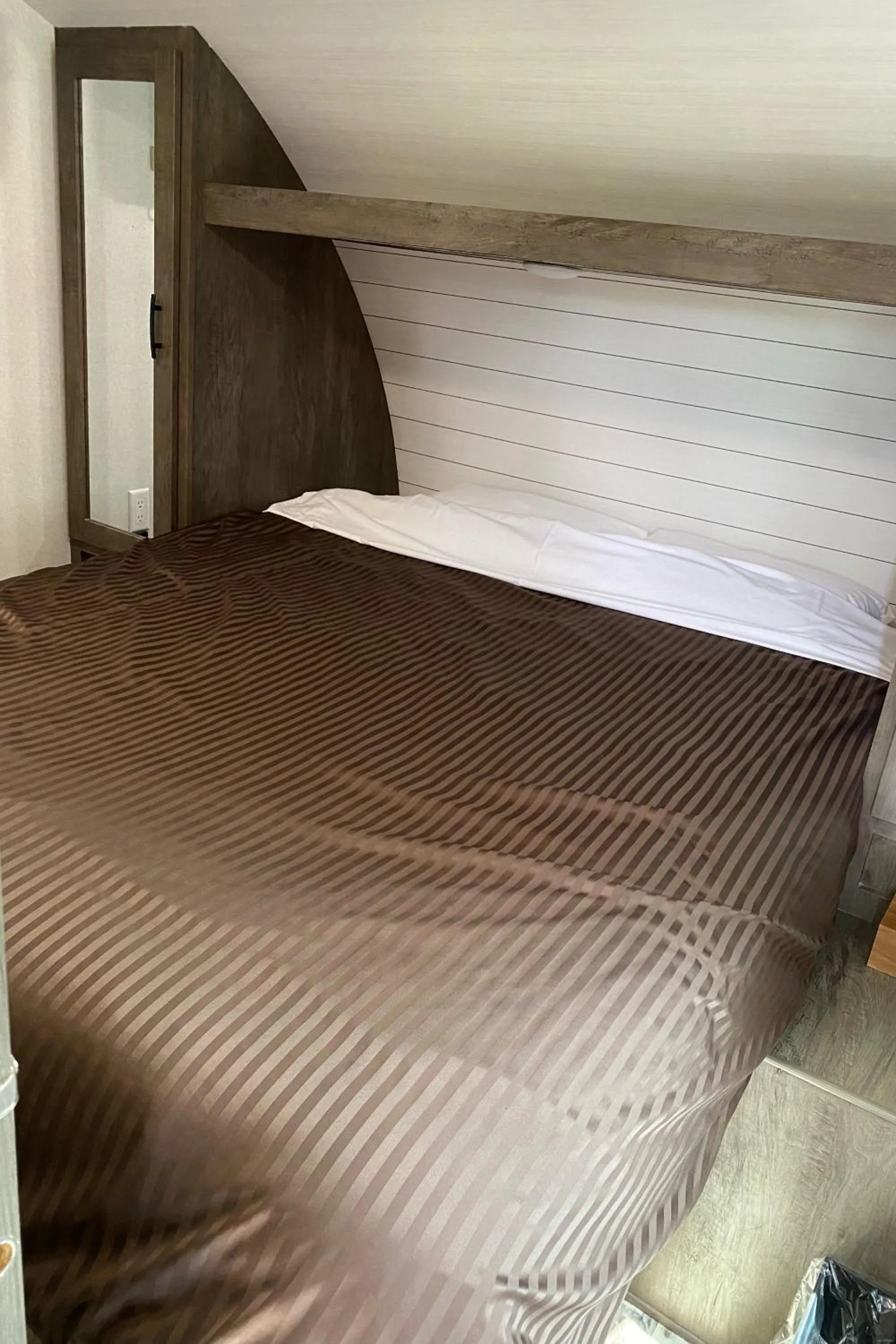 Bed in Wood Pecker Nakijin