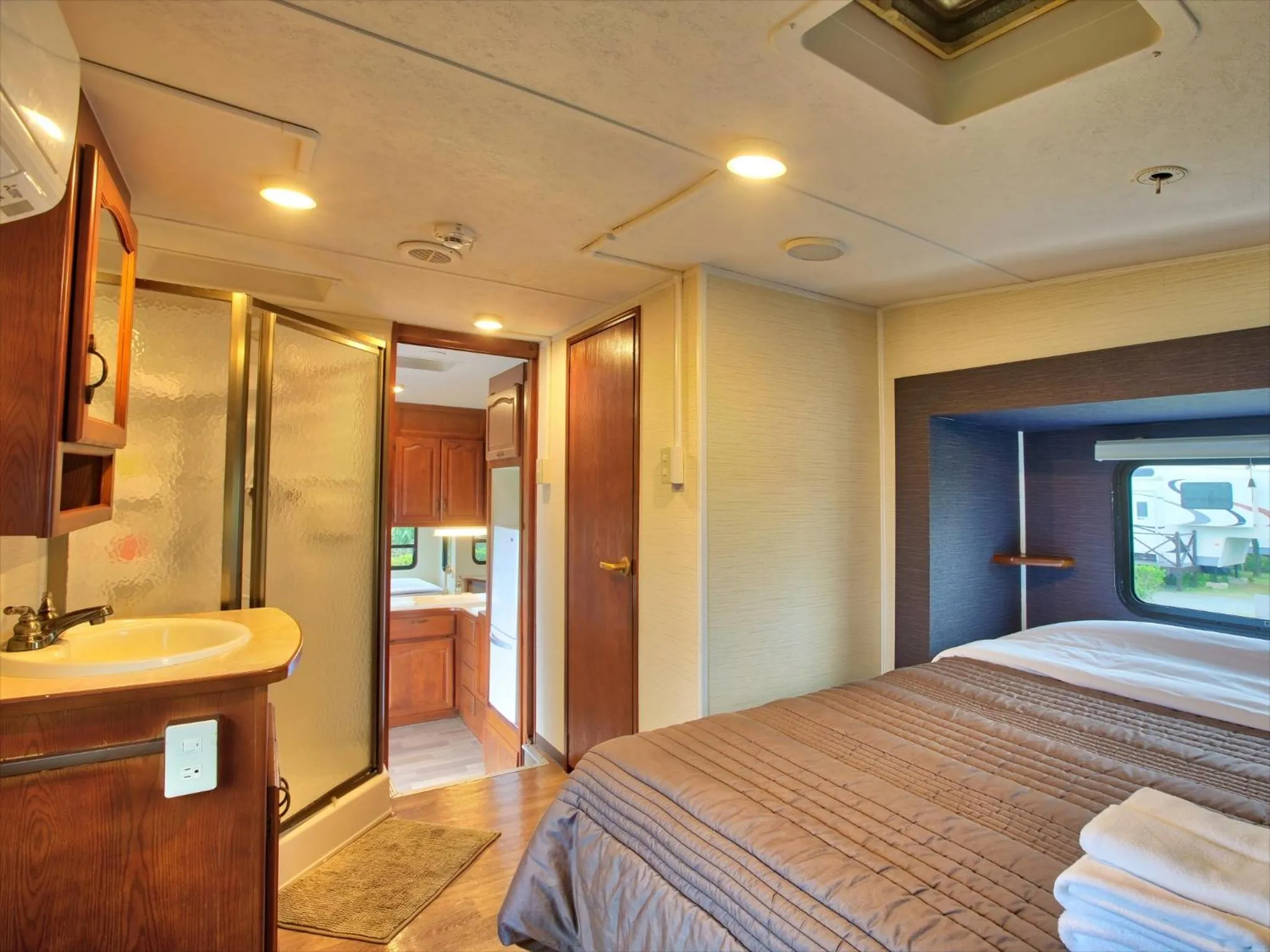 Bed in Wood Pecker Nakijin