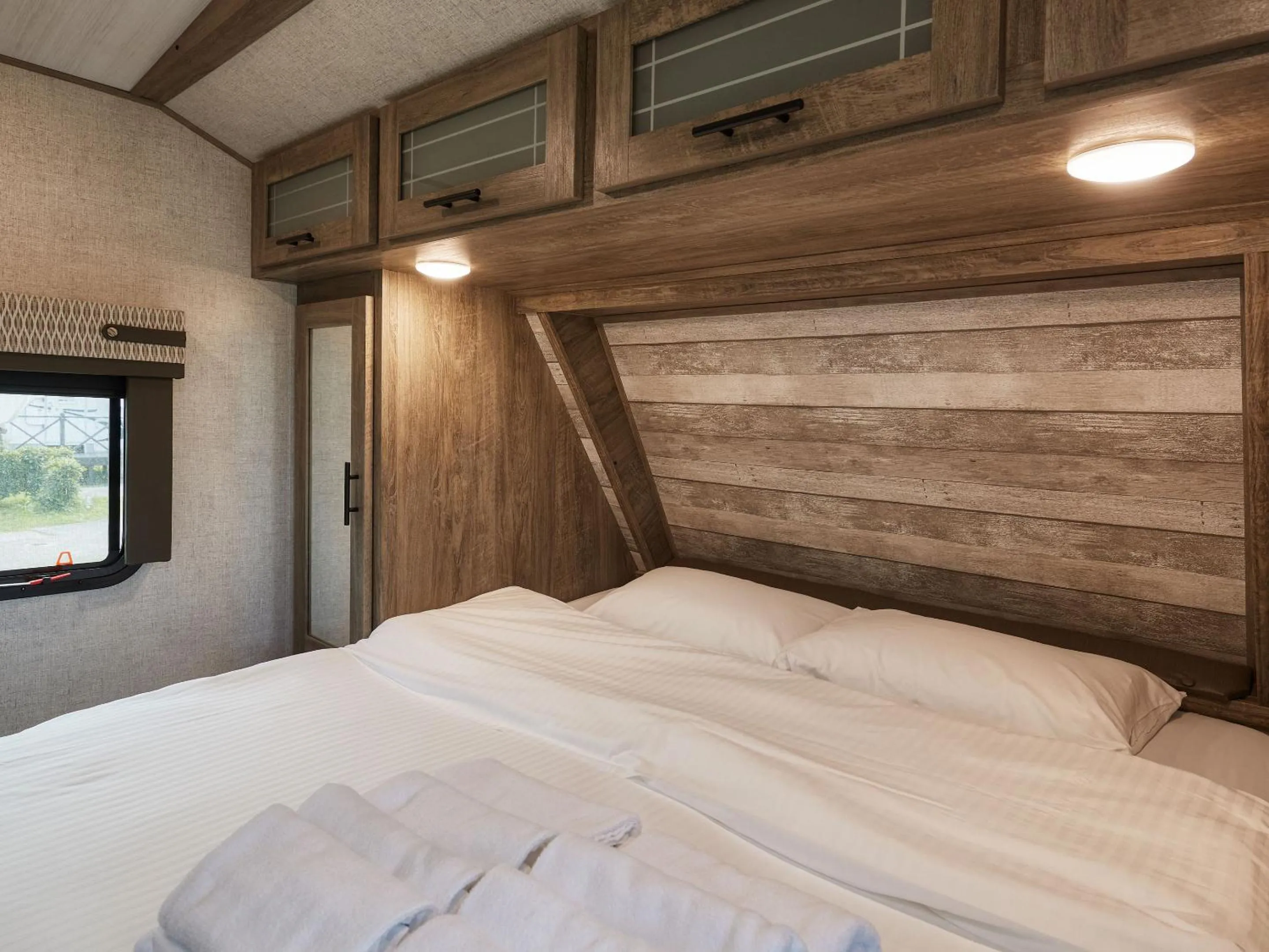 Bed in Wood Pecker Nakijin