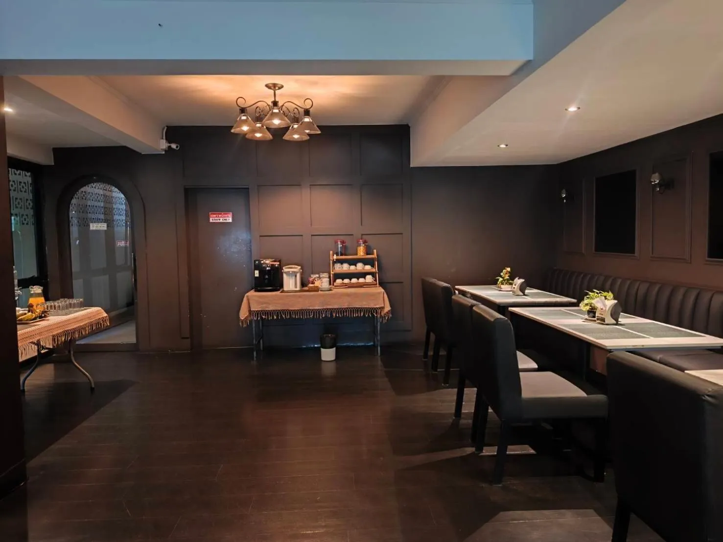 Restaurant/places to eat in The Wing Lanna Hotel