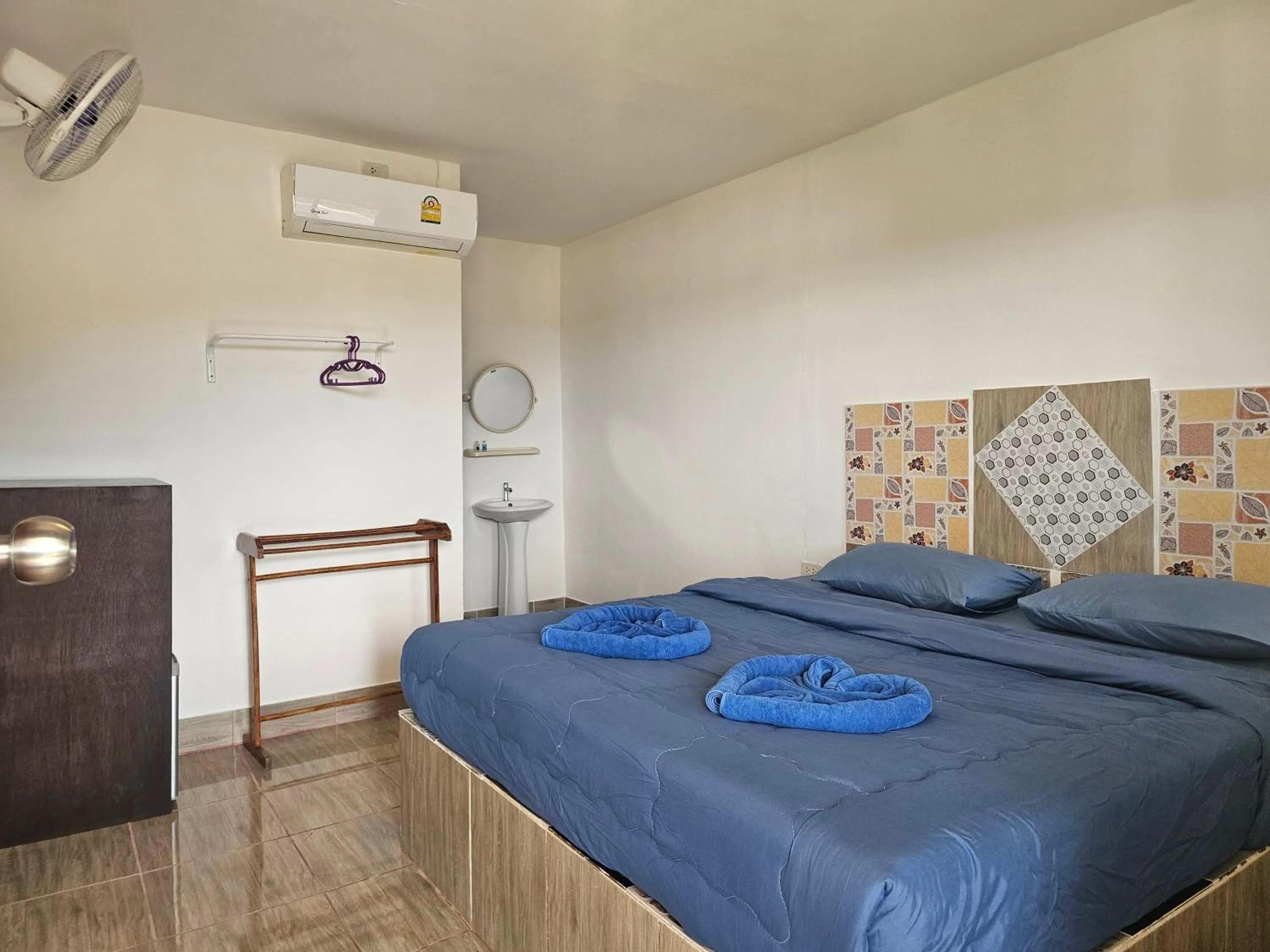 Photo of the whole room, Bed in Cottage Hill at Lanta