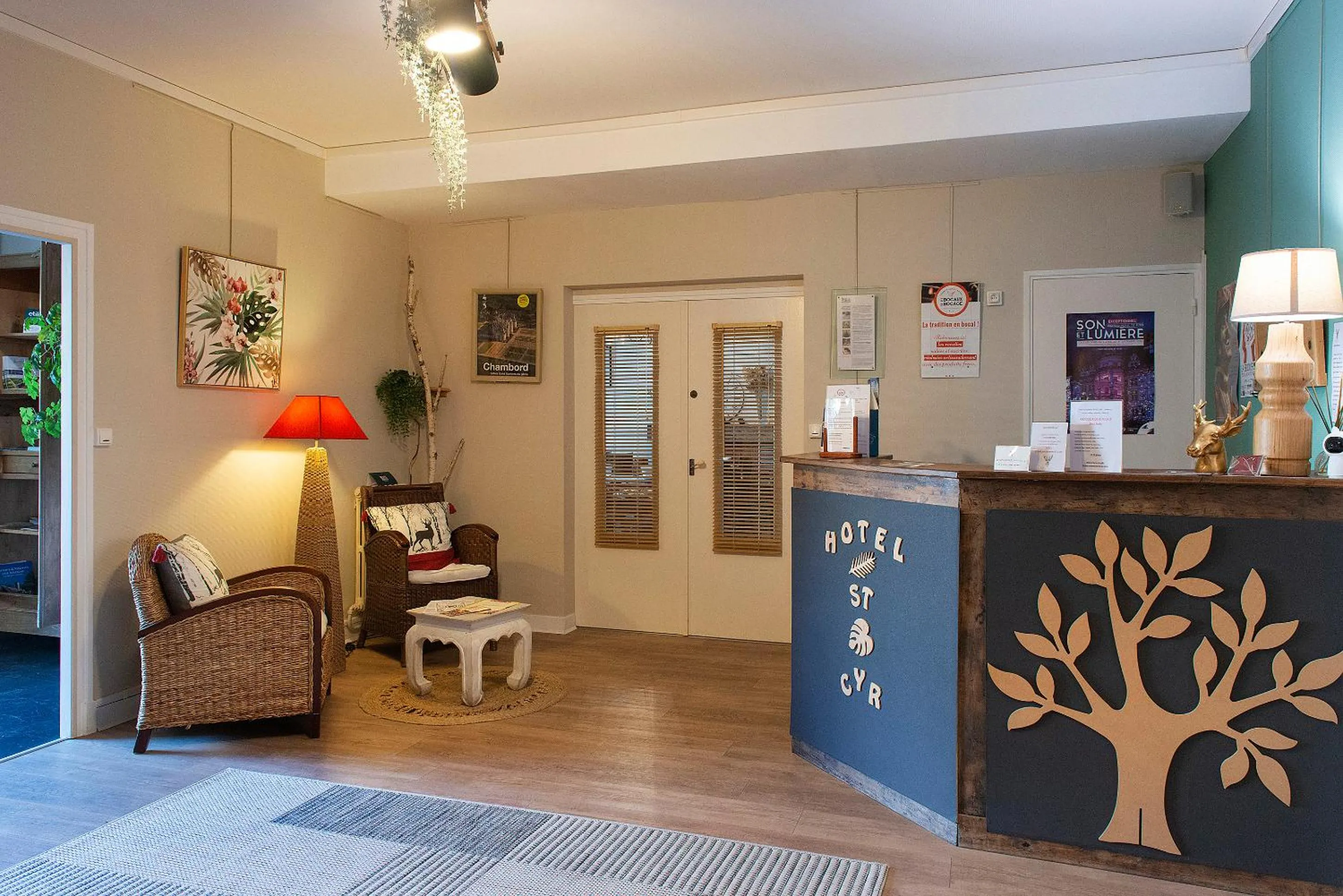 Lobby or reception in Logis Hôtel Saint Cyr