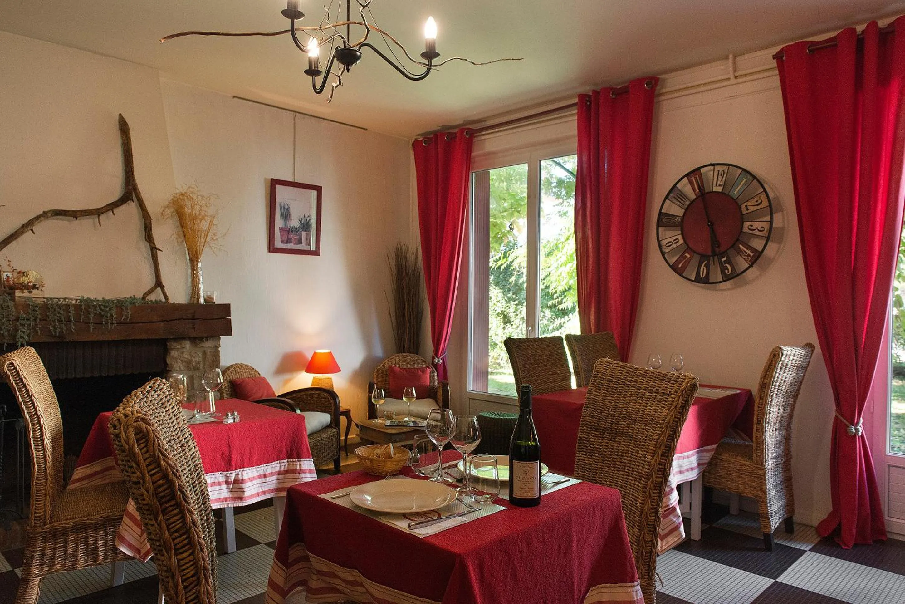 Living room in Logis Hôtel Saint Cyr