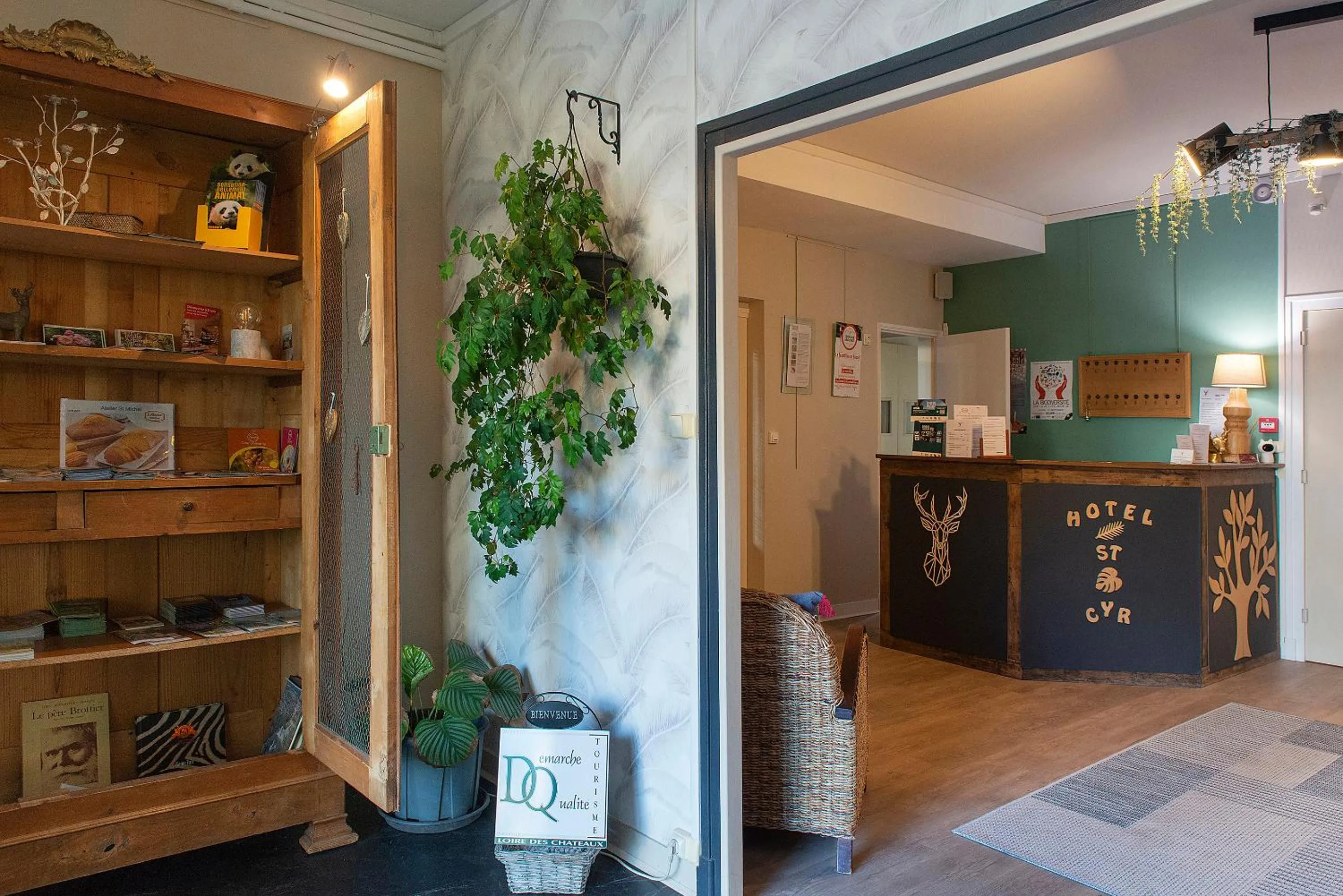 Lobby or reception in Logis Hôtel Saint Cyr