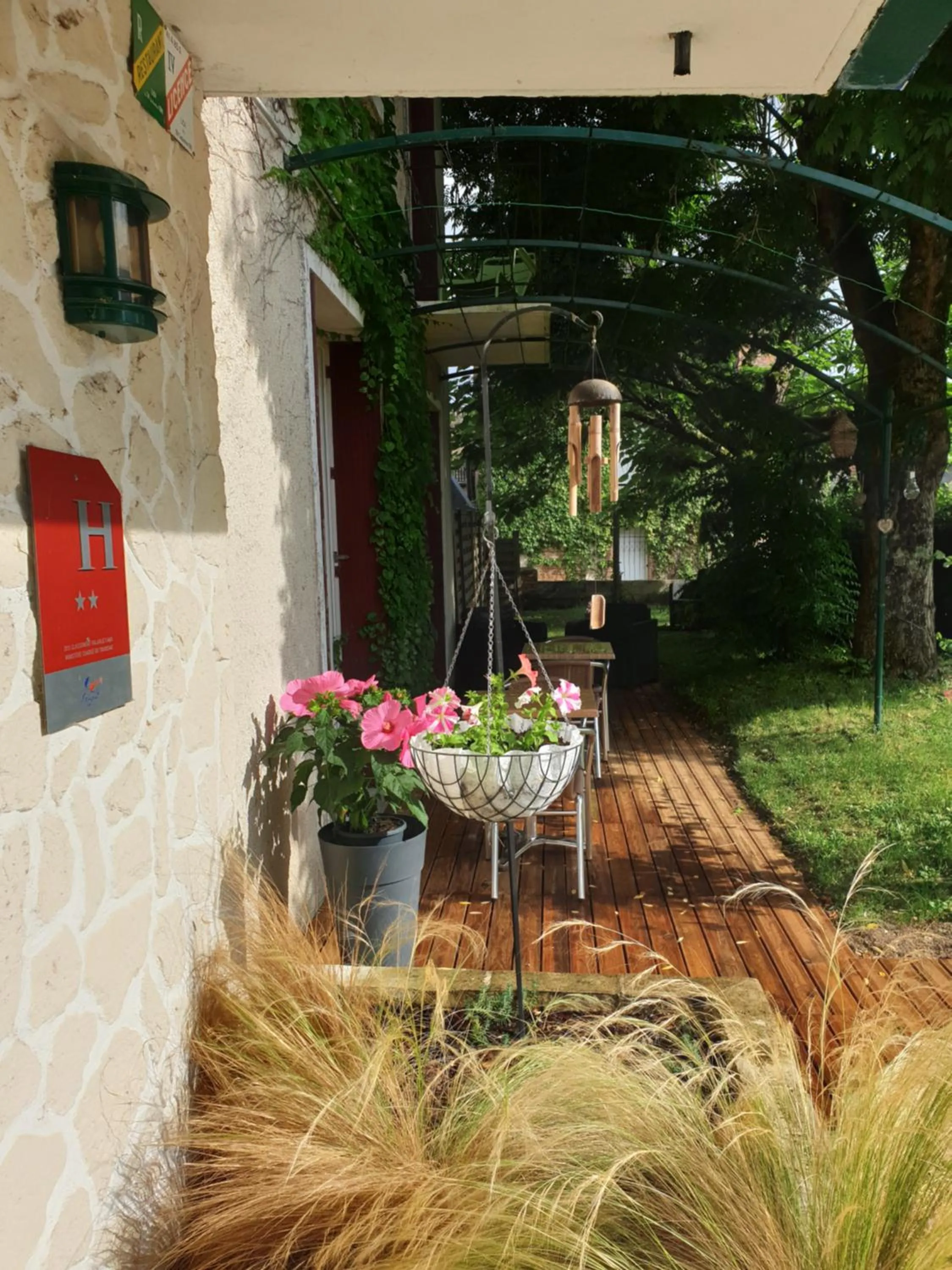 Garden in Logis Hôtel Saint Cyr