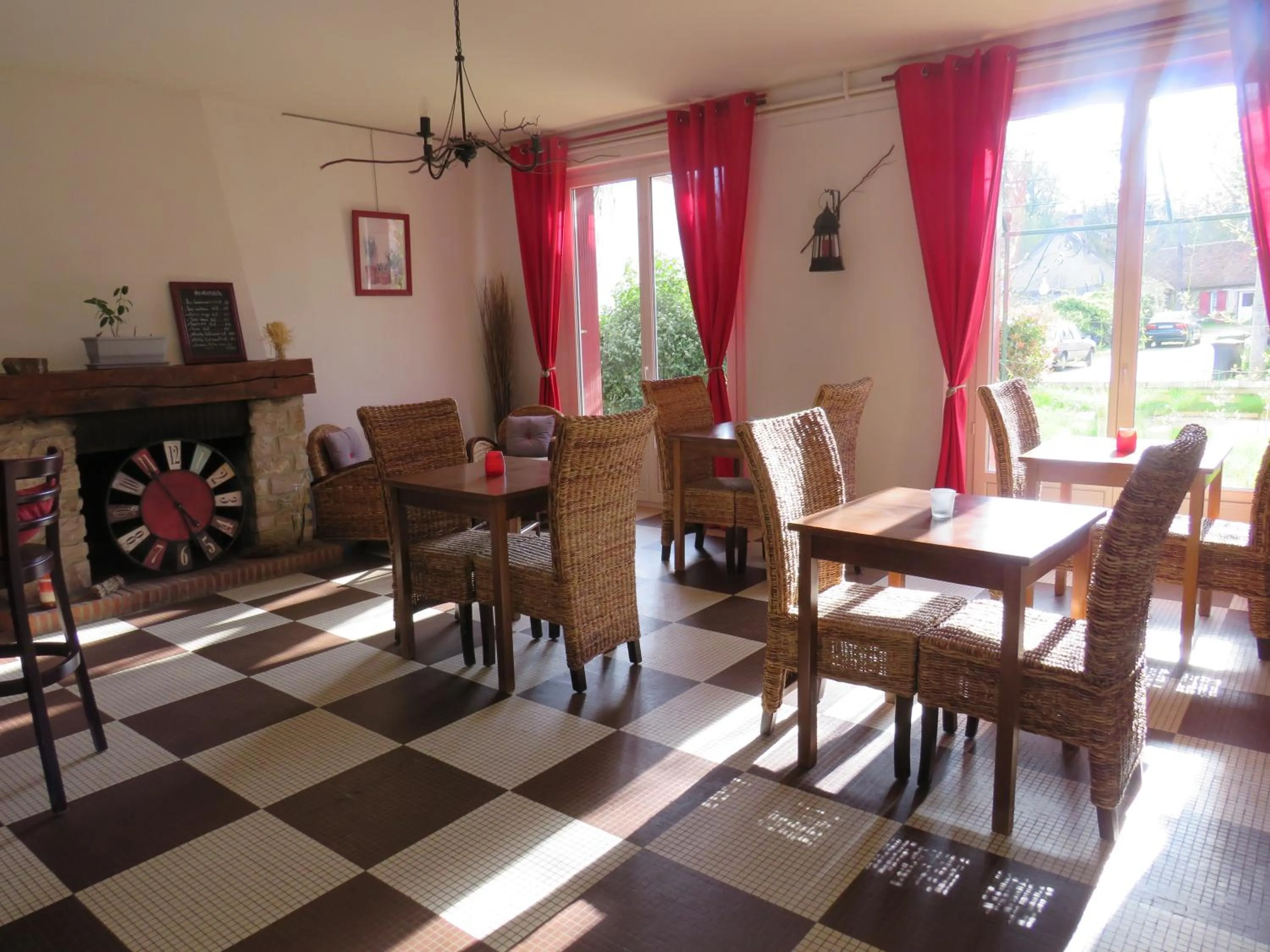Living room in Logis Hôtel Saint Cyr