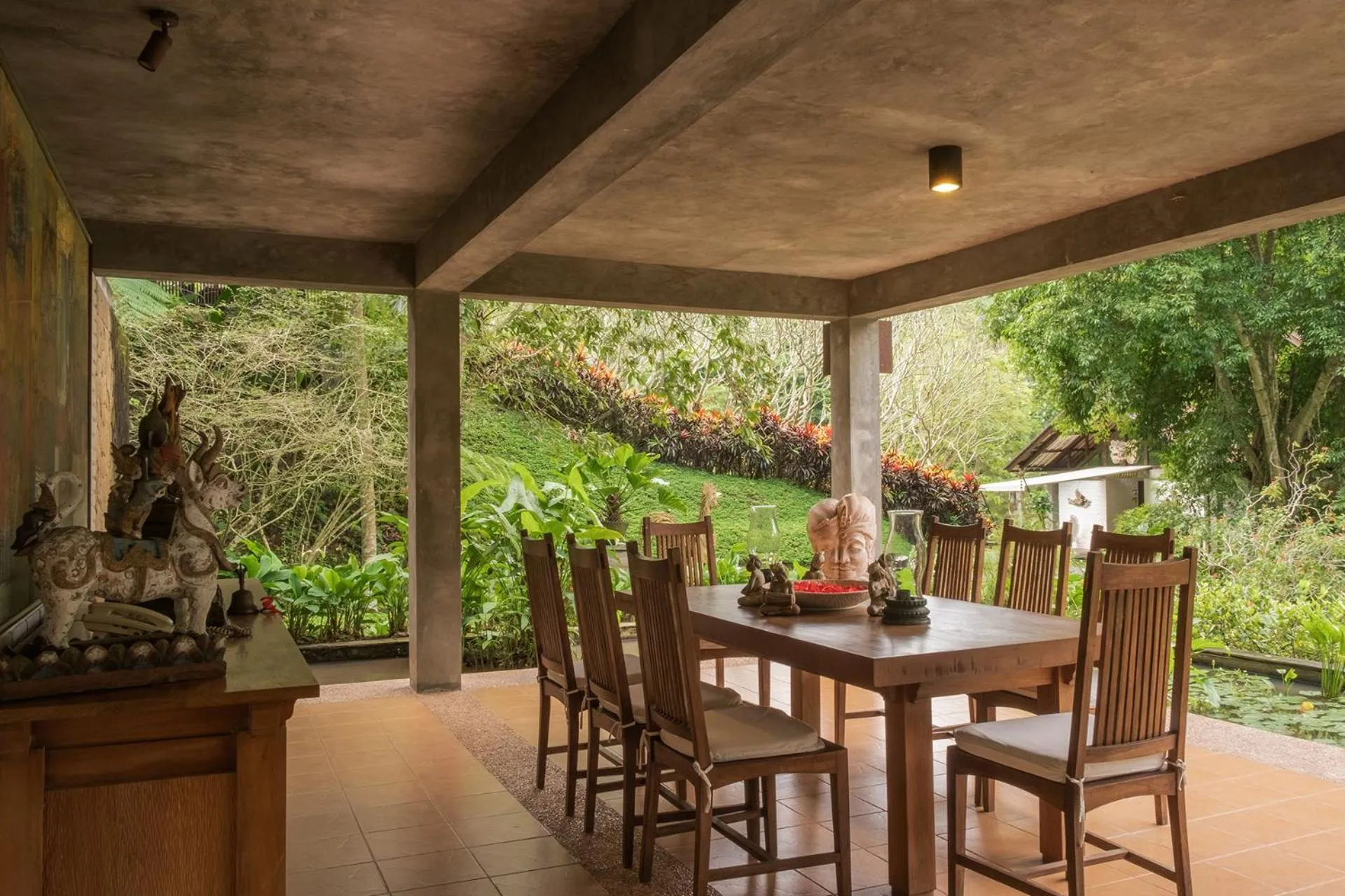 Dining area in Dua Dari, a Residence by Hadiprana