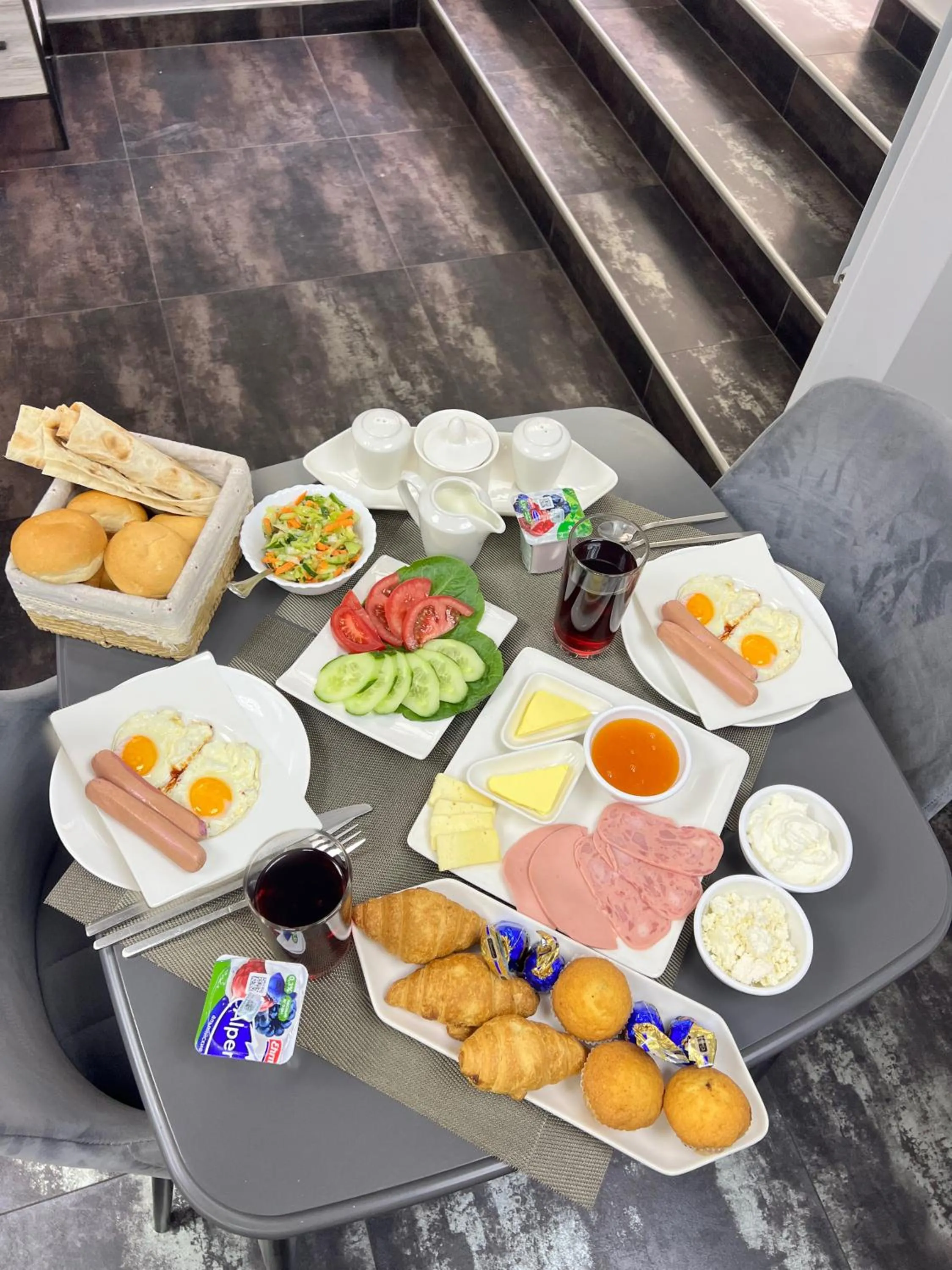 Breakfast in Mashtots Hotel