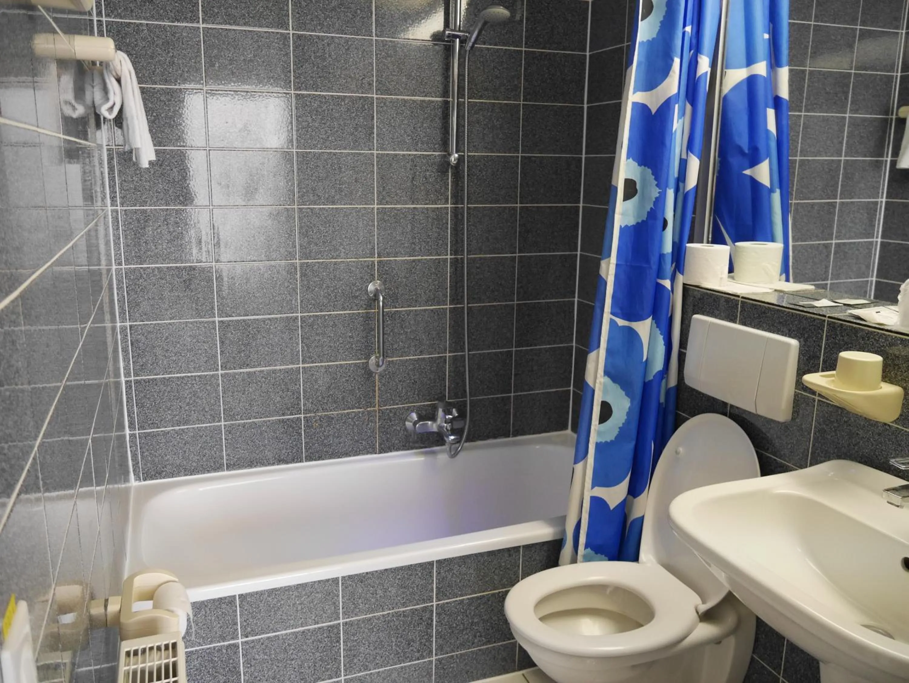 Shower in Hotel Maxim