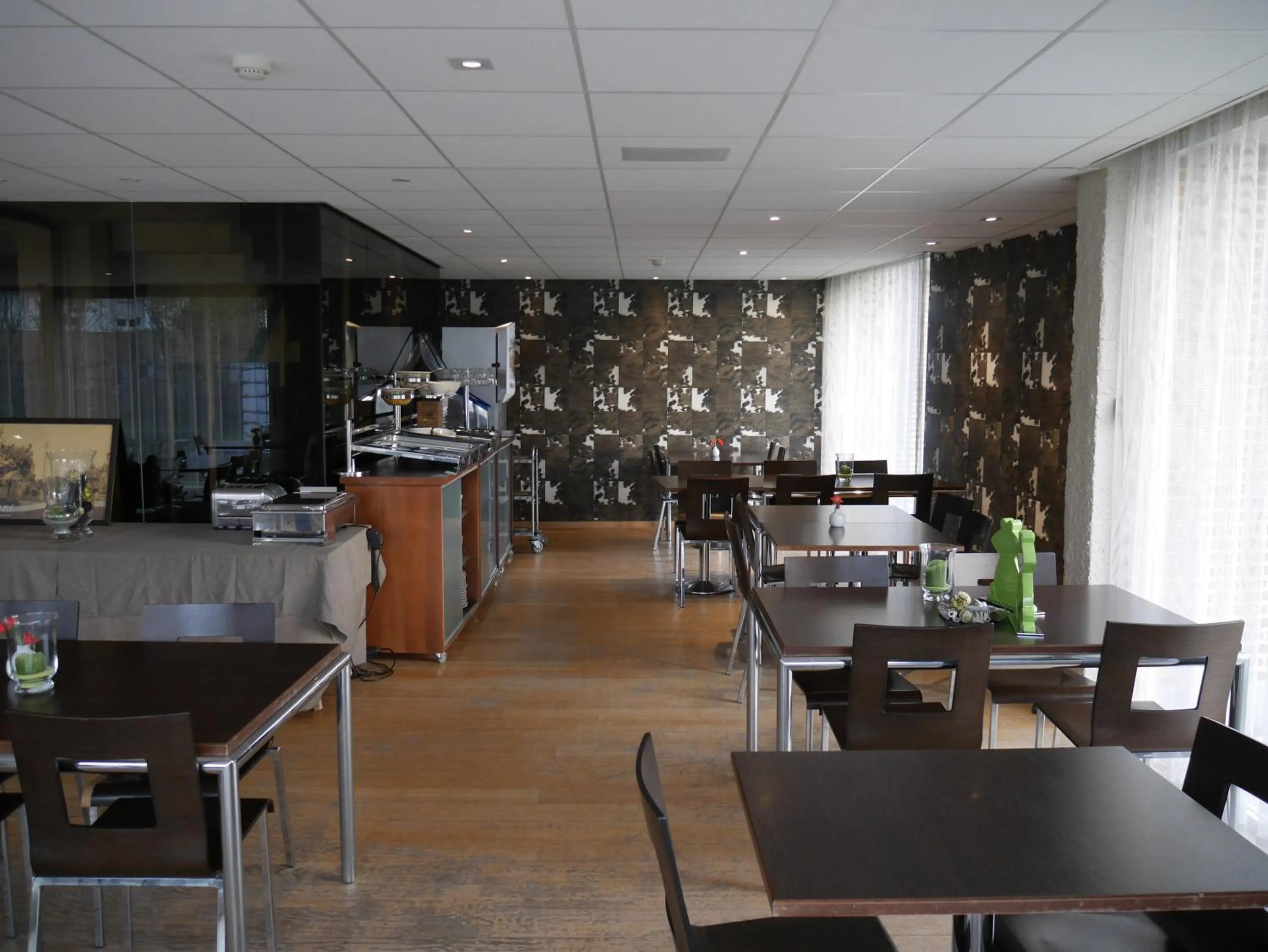 Restaurant/places to eat in Hotel Maxim