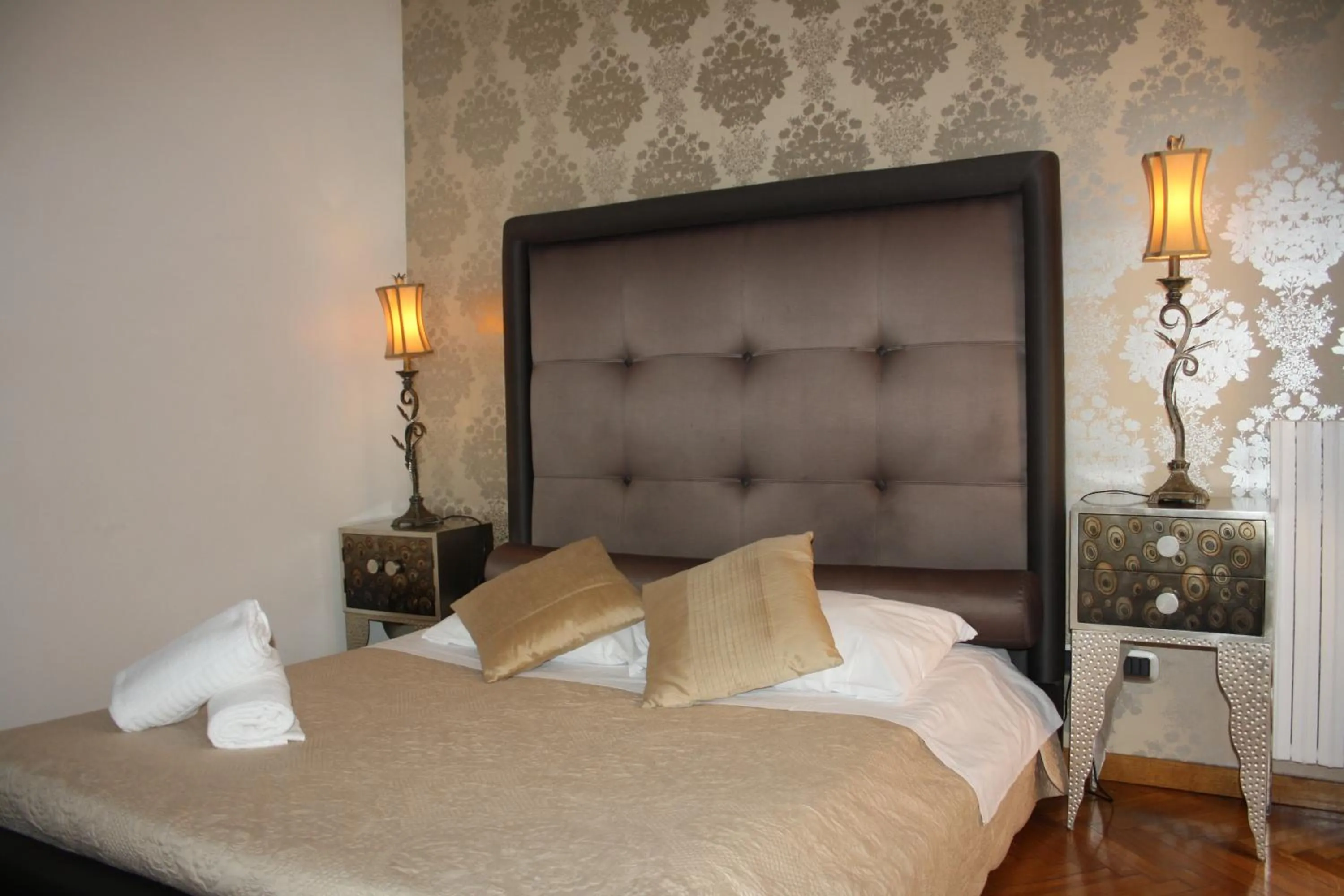 Bed in Persia Collection Trevi