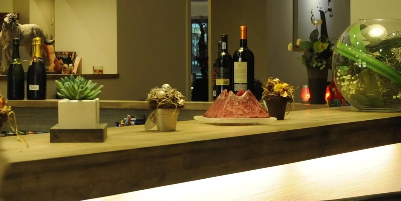 Restaurant/places to eat in Hotel Escapade