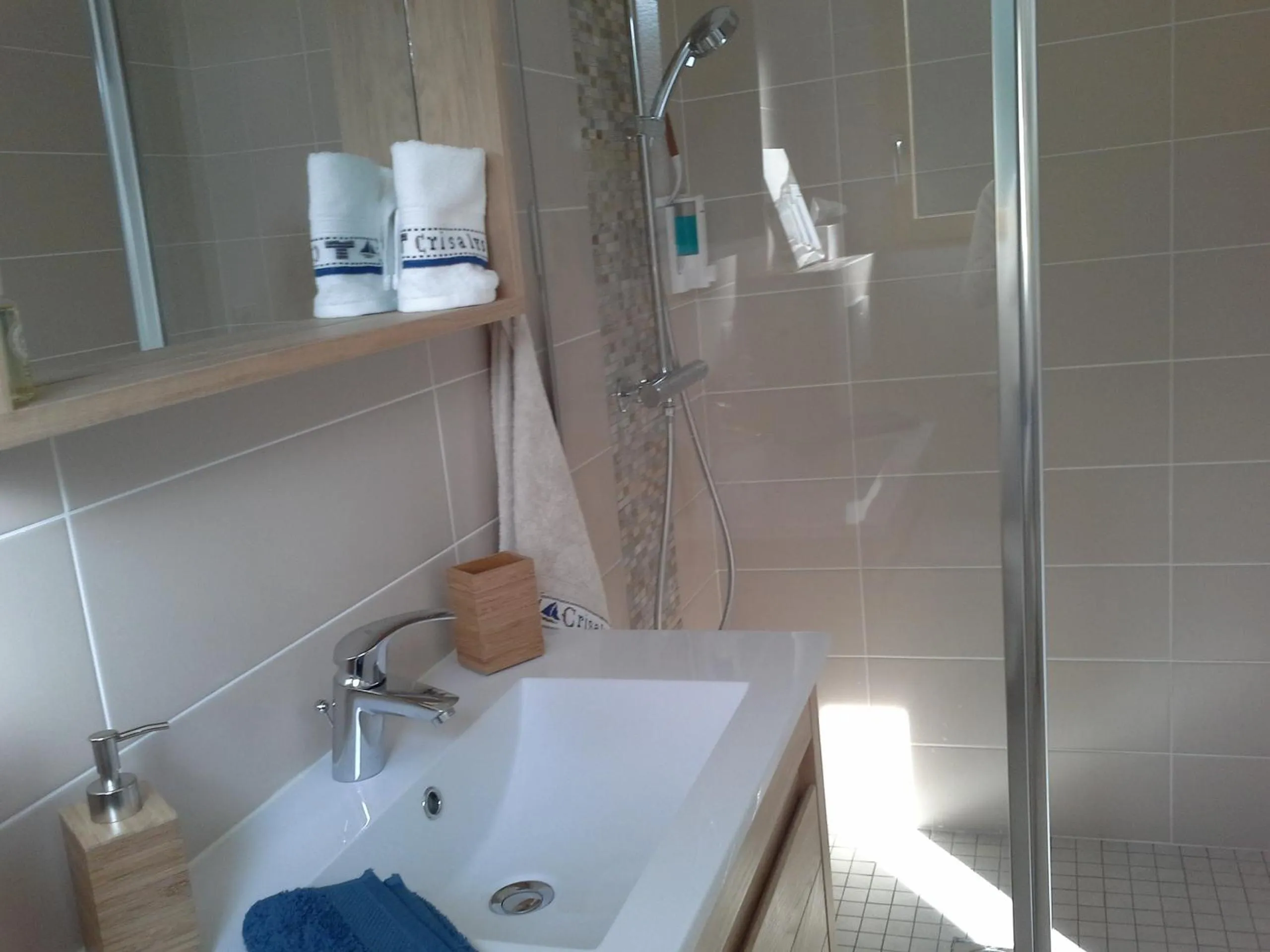 Shower in Crisalys Chambres d'Hôtes