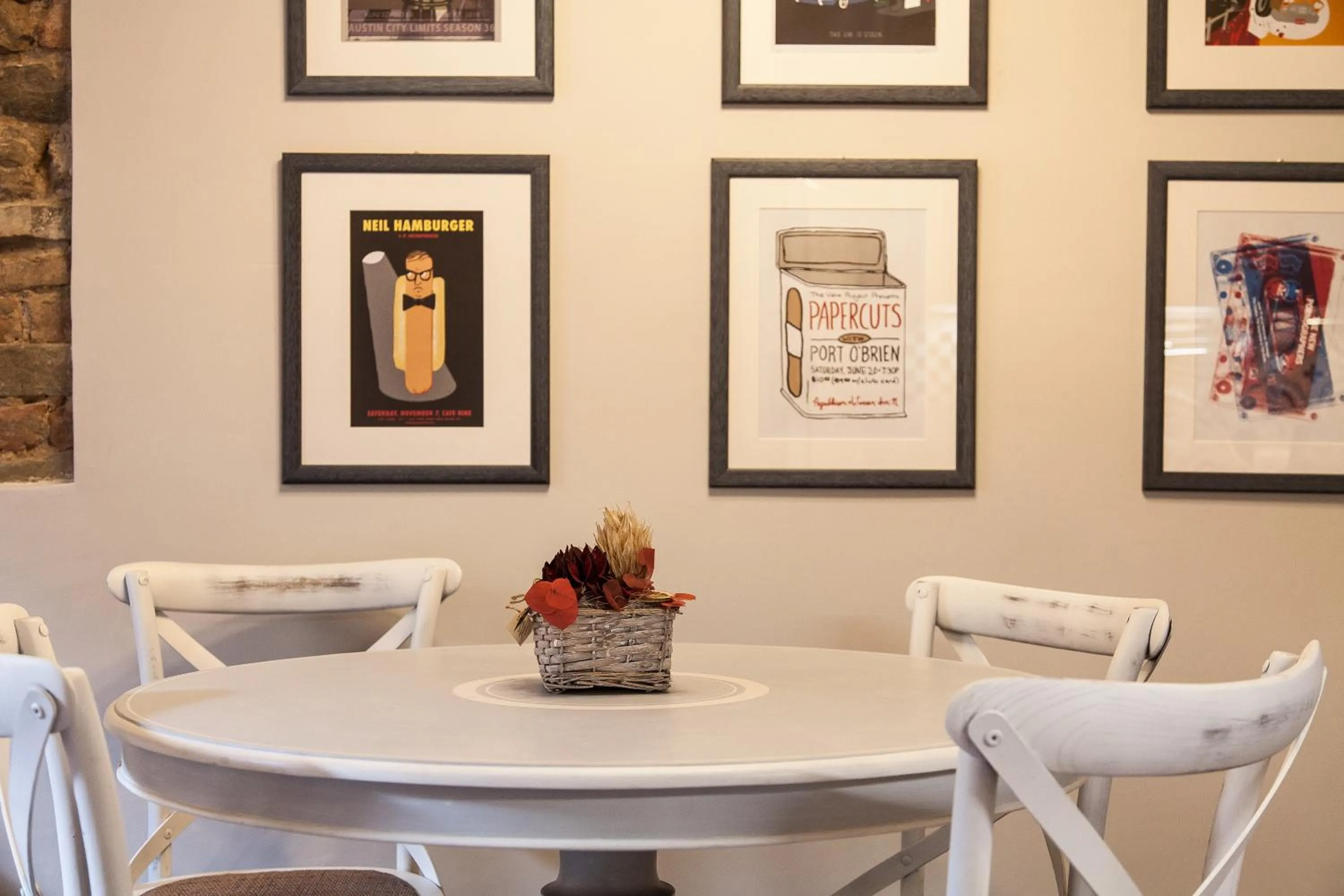 Dining area in Boheme Apartment by Mamo Florence