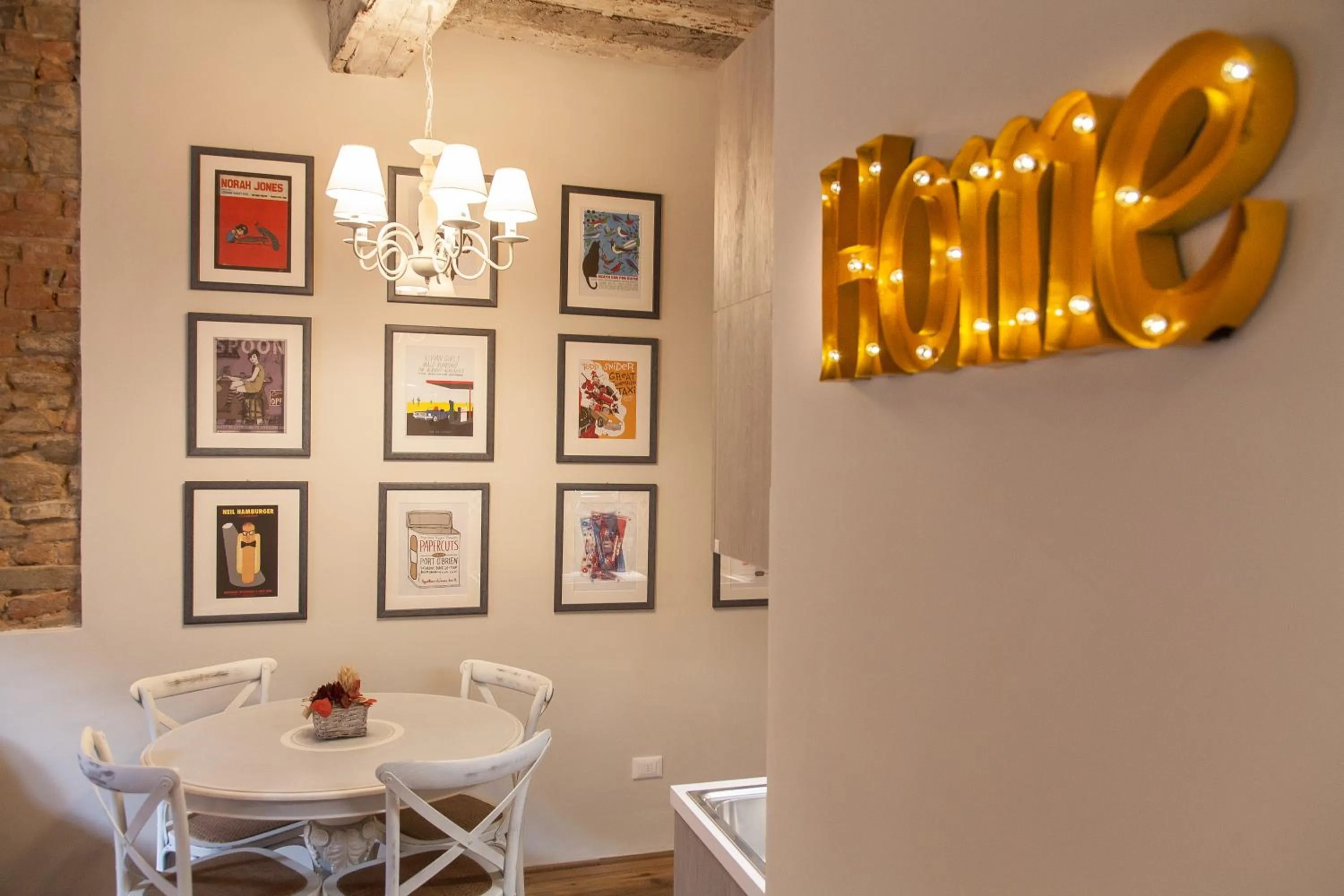 Dining area in Boheme Apartment by Mamo Florence