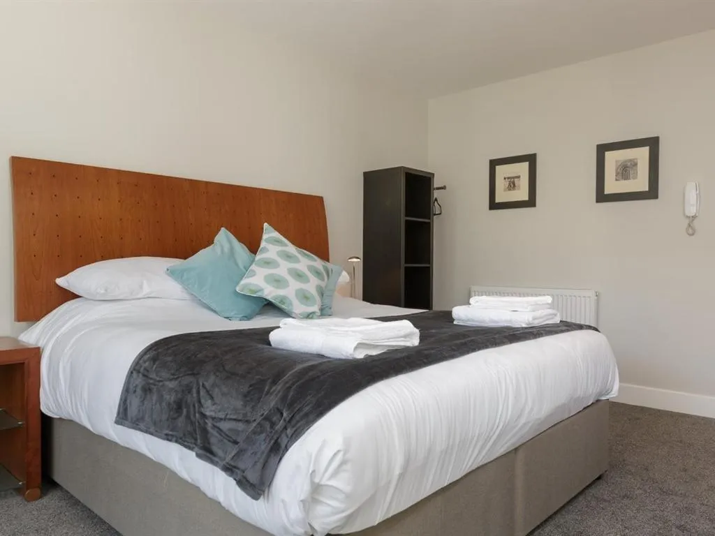 Bedroom, Bed in Blue Star House