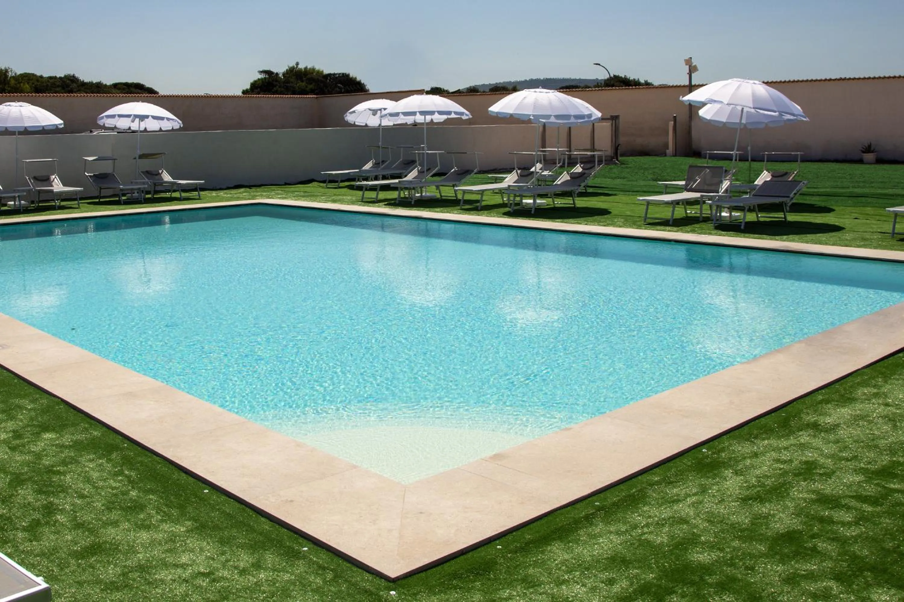 Swimming pool in Bee Queen Hotel