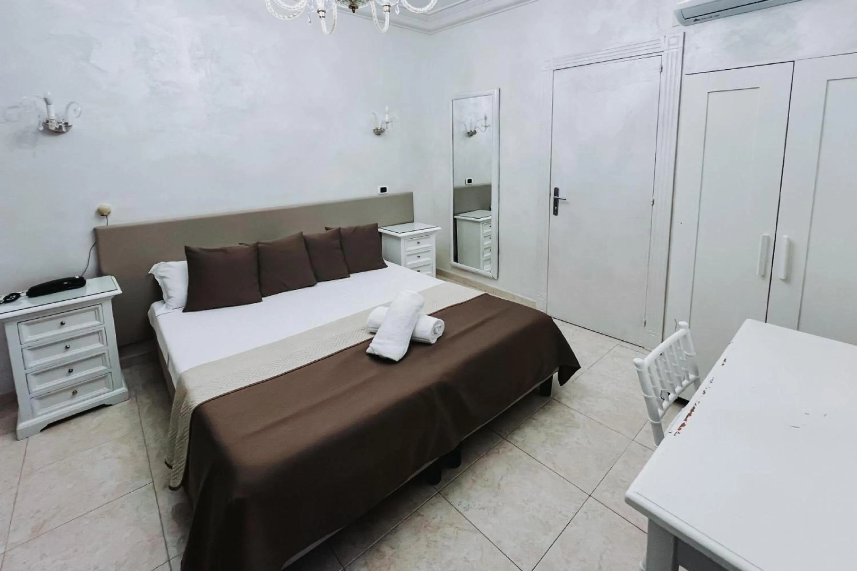 Bedroom, Bed in Bee Queen Hotel