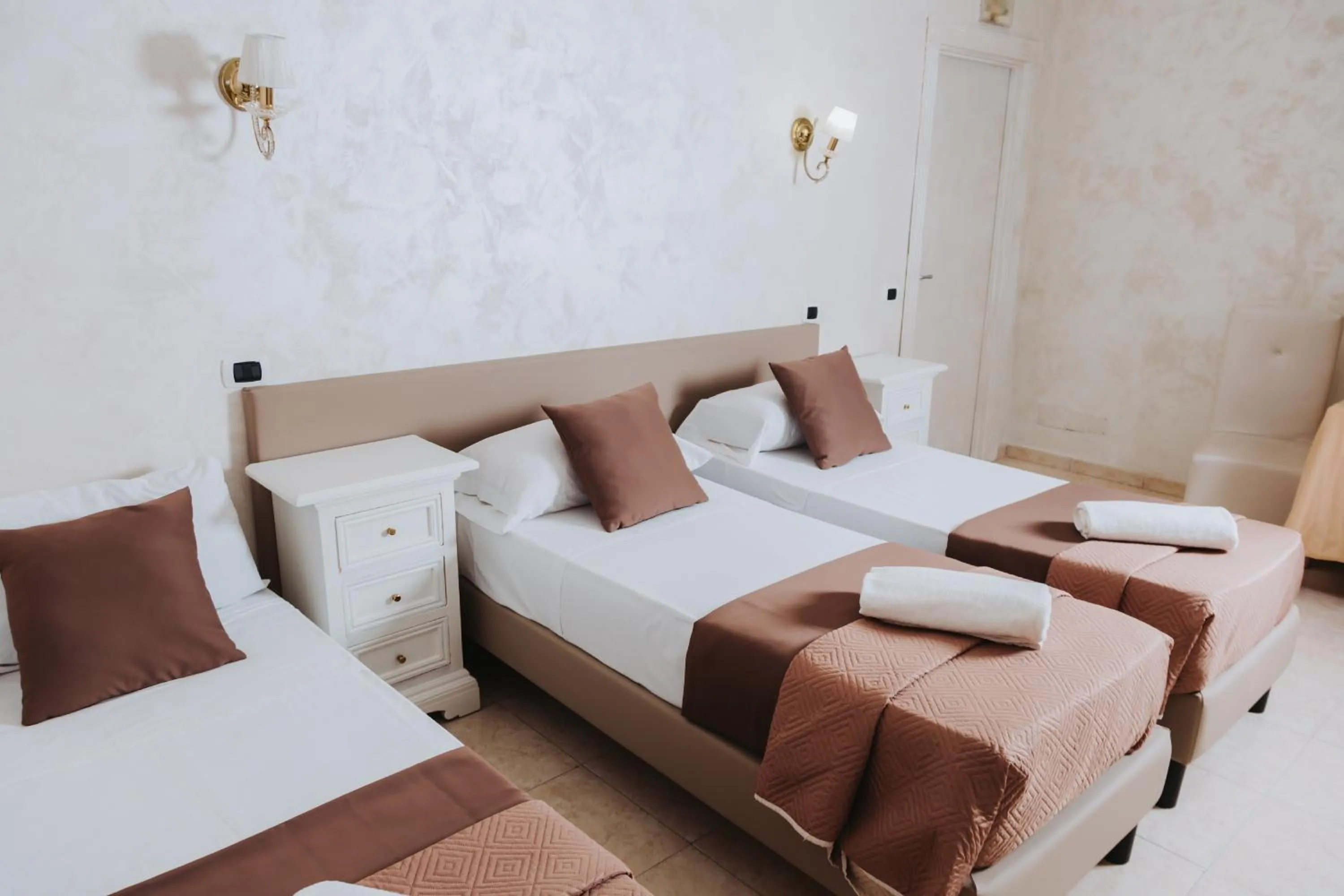 Bedroom, Bed in Bee Queen Hotel