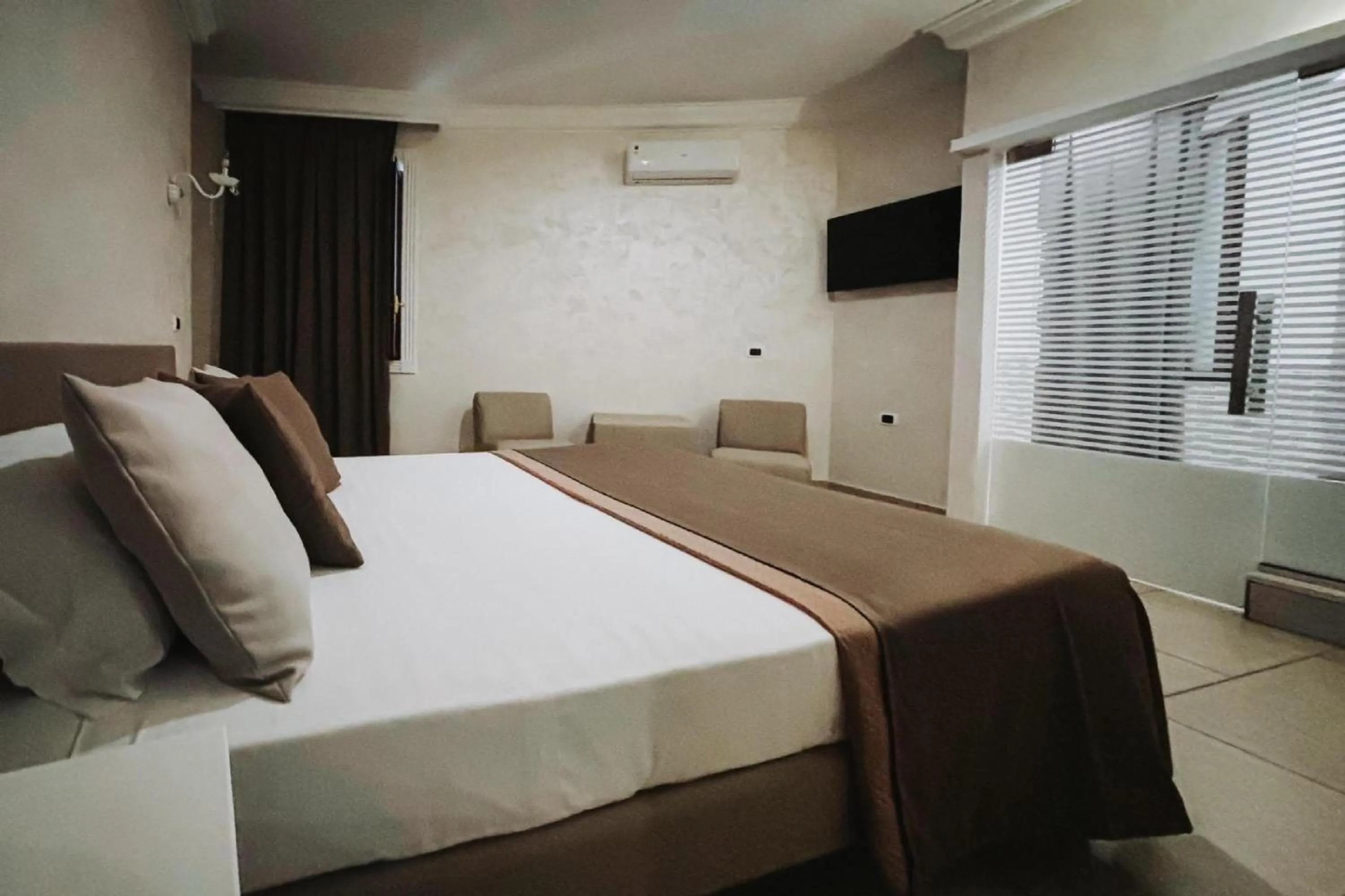 Bedroom, Bed in Bee Queen Hotel