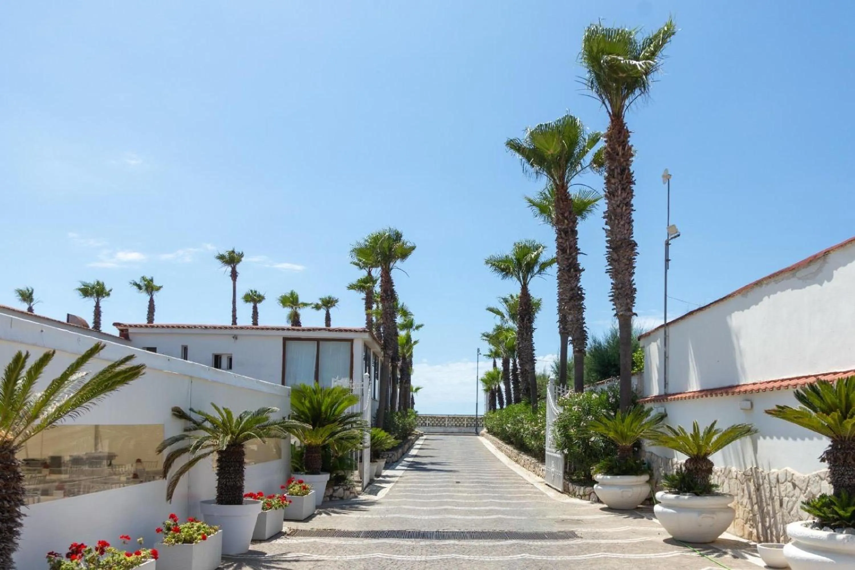 Facade/entrance in Bee Queen Hotel