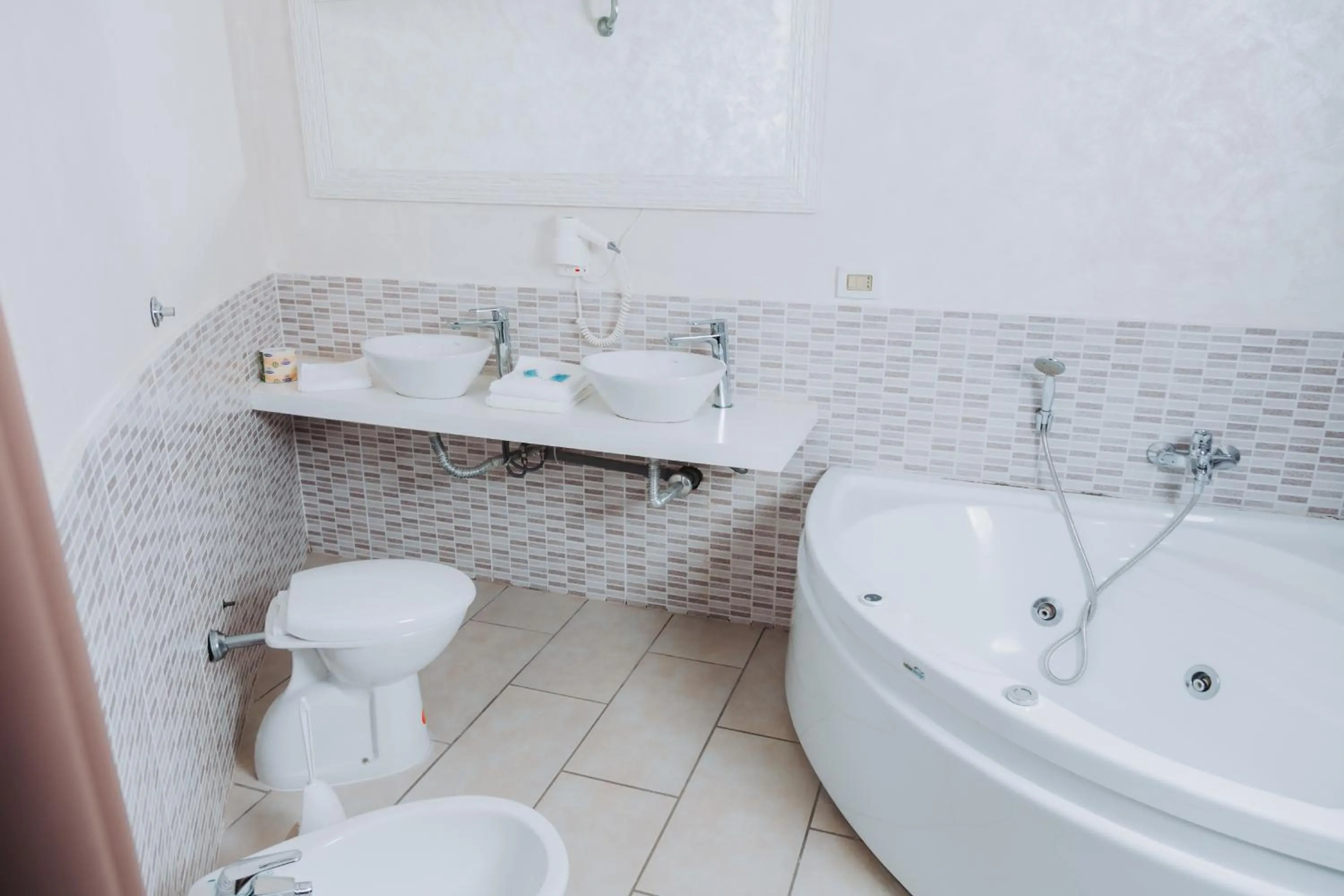 Toilet in Bee Queen Hotel