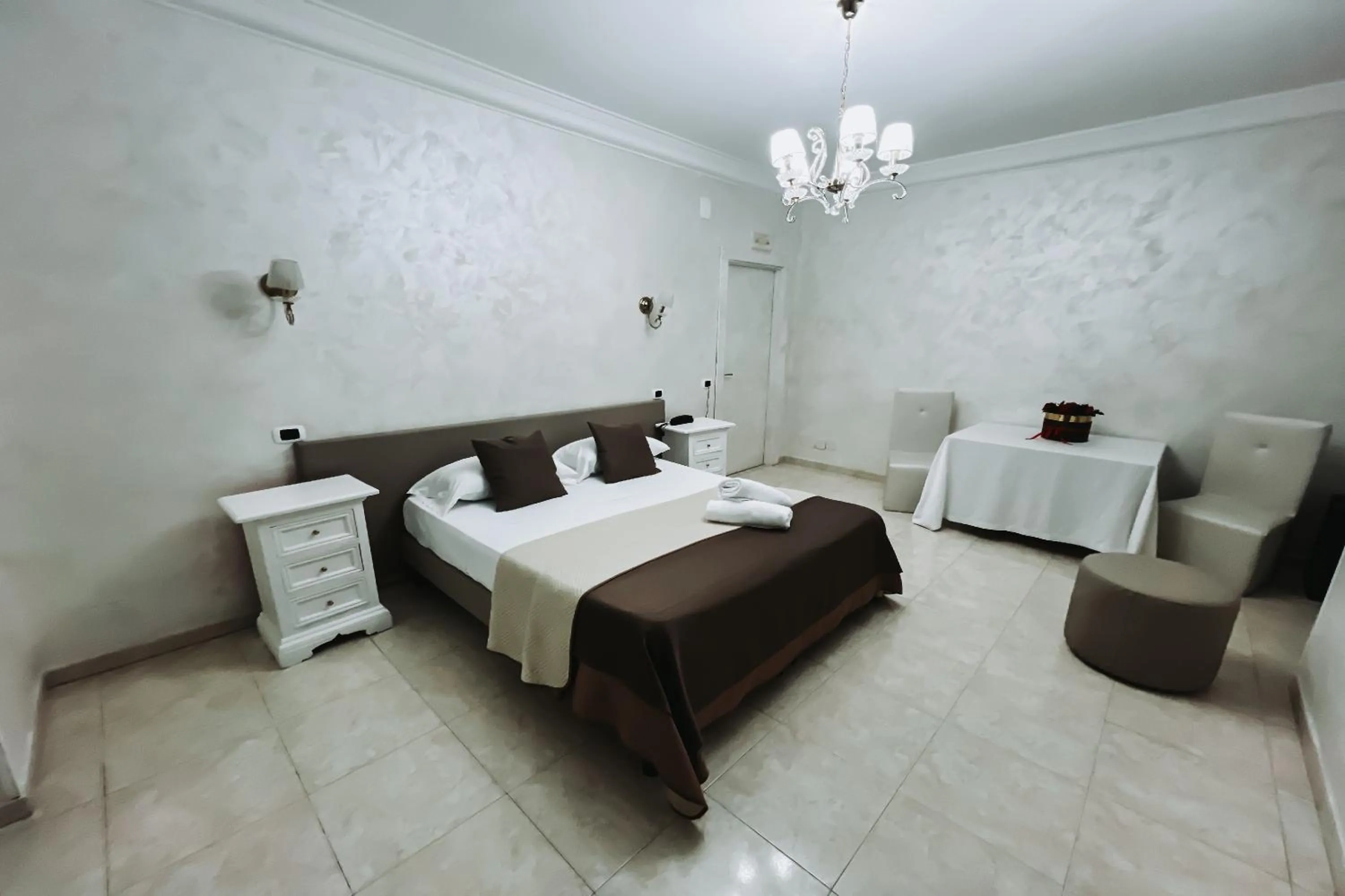 Bedroom, Bed in Bee Queen Hotel