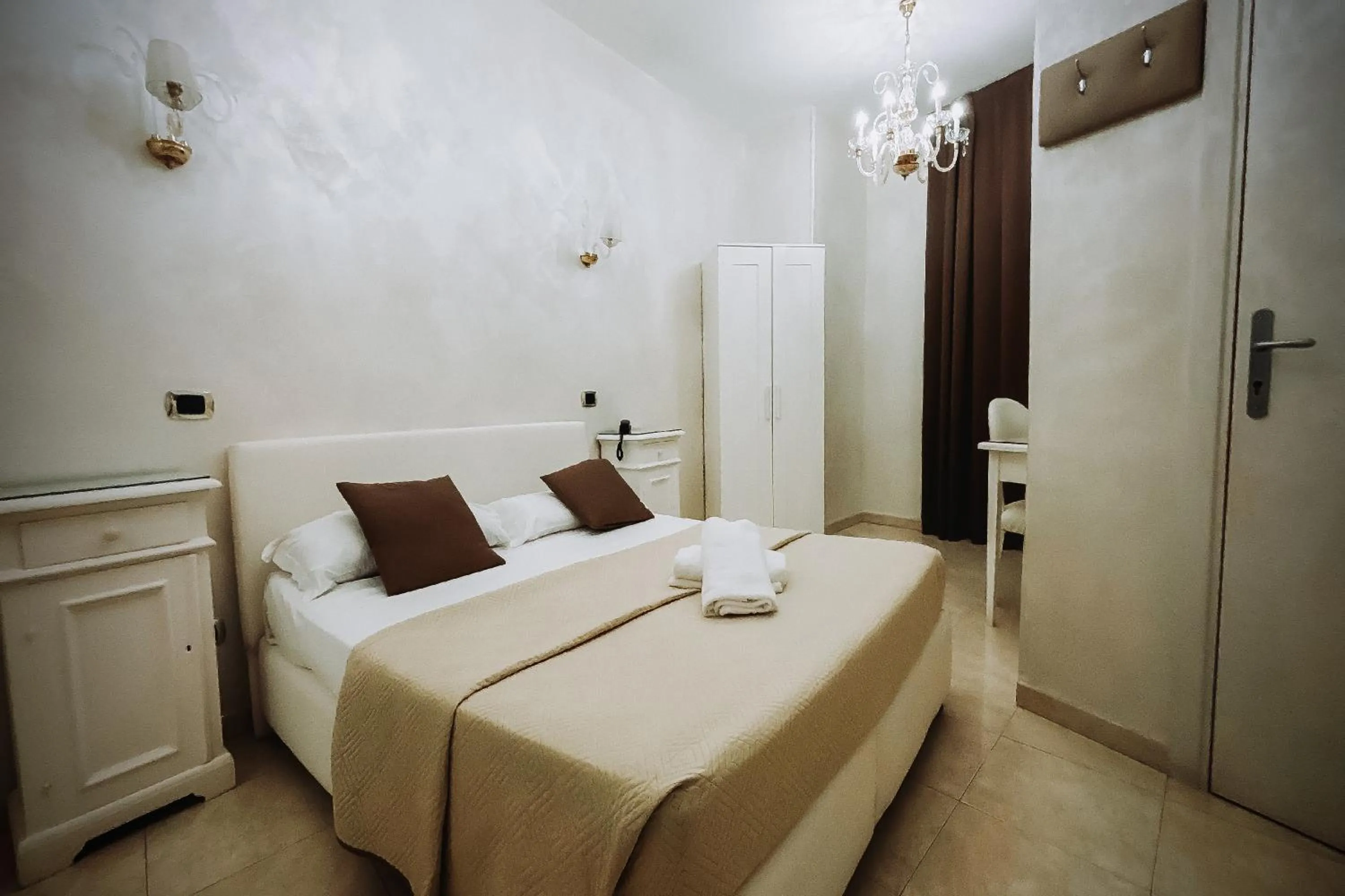 Bedroom, Bed in Bee Queen Hotel