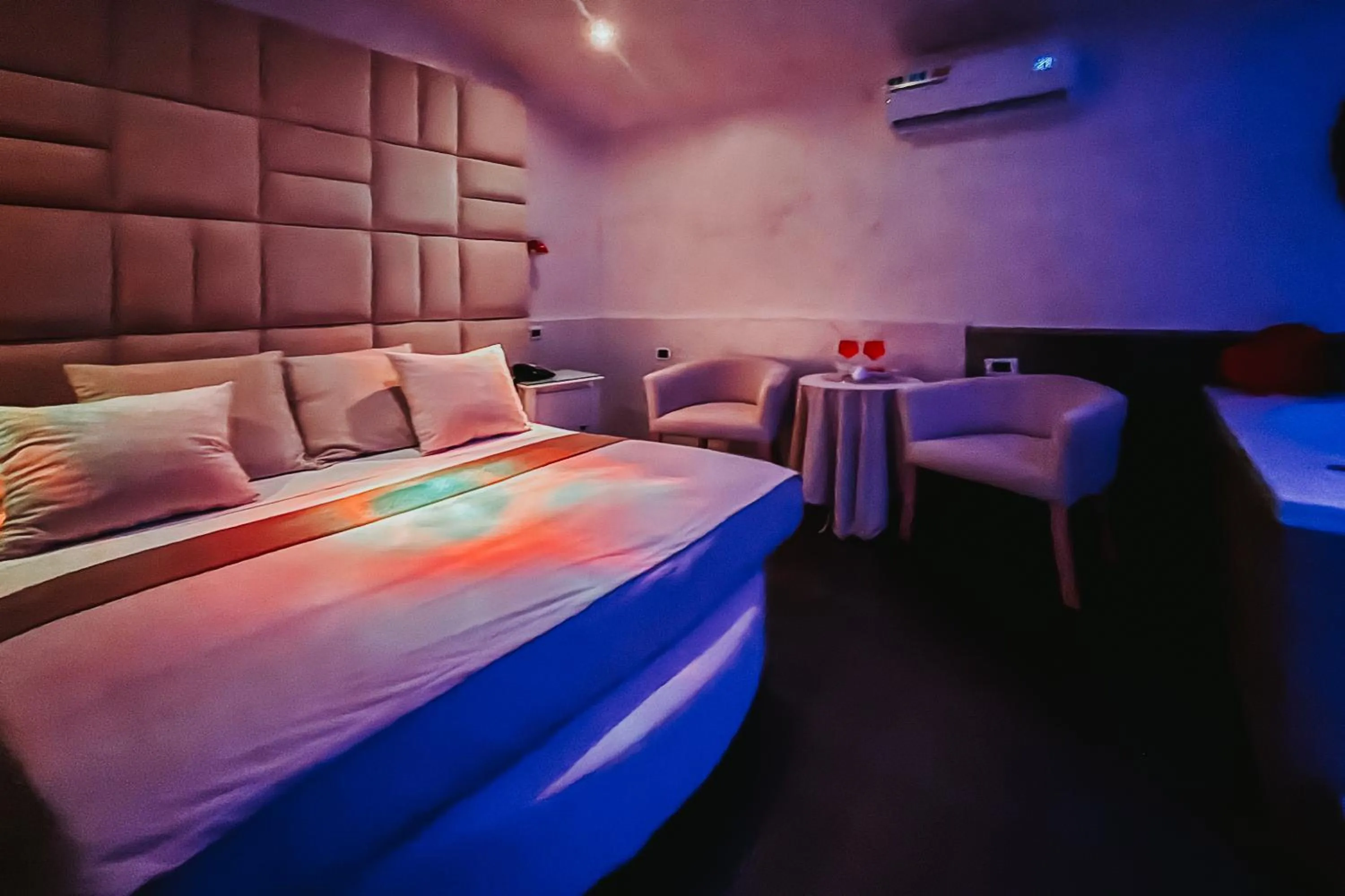 Bedroom, Bed in Bee Queen Hotel