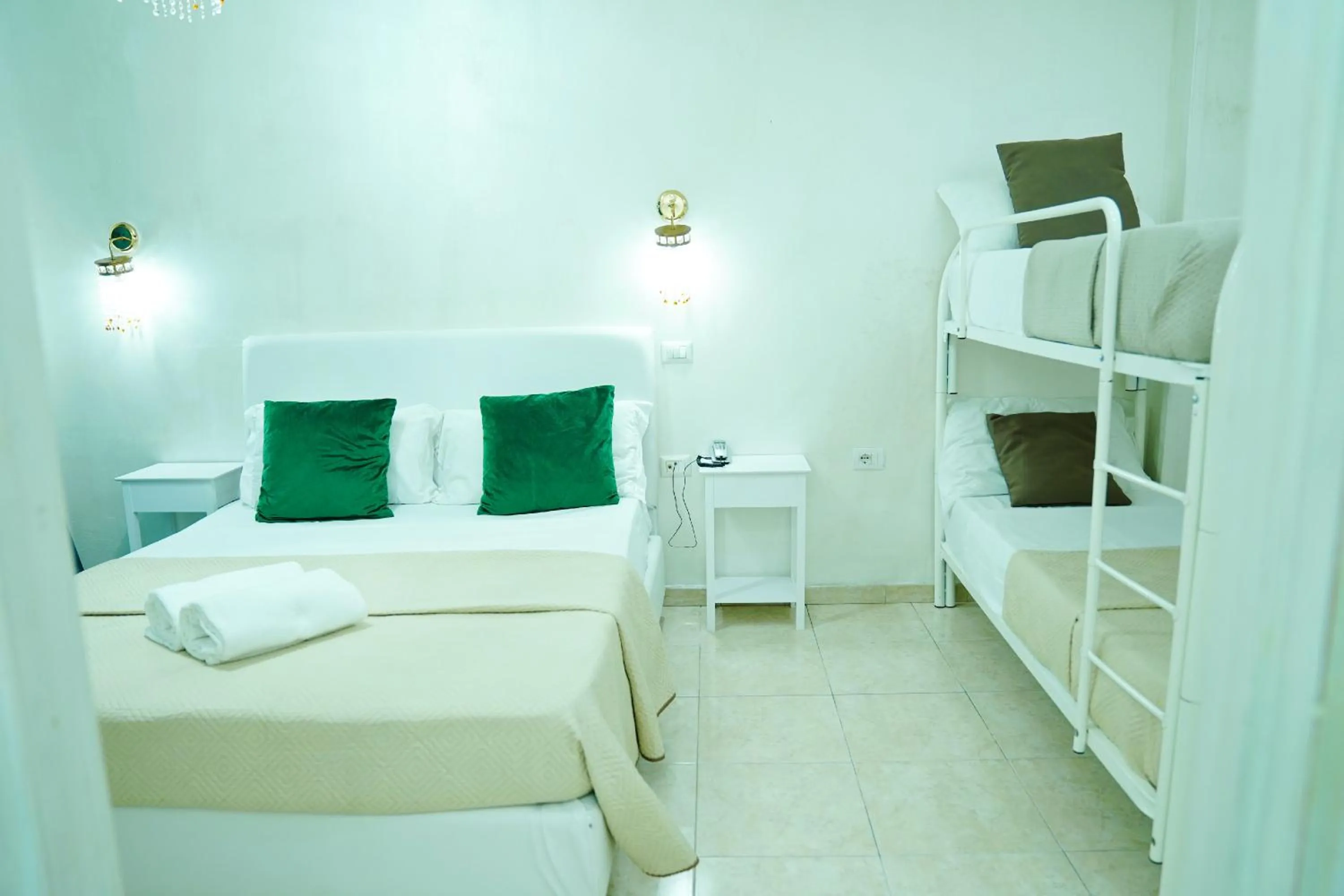 Bedroom, Bed in Bee Queen Hotel