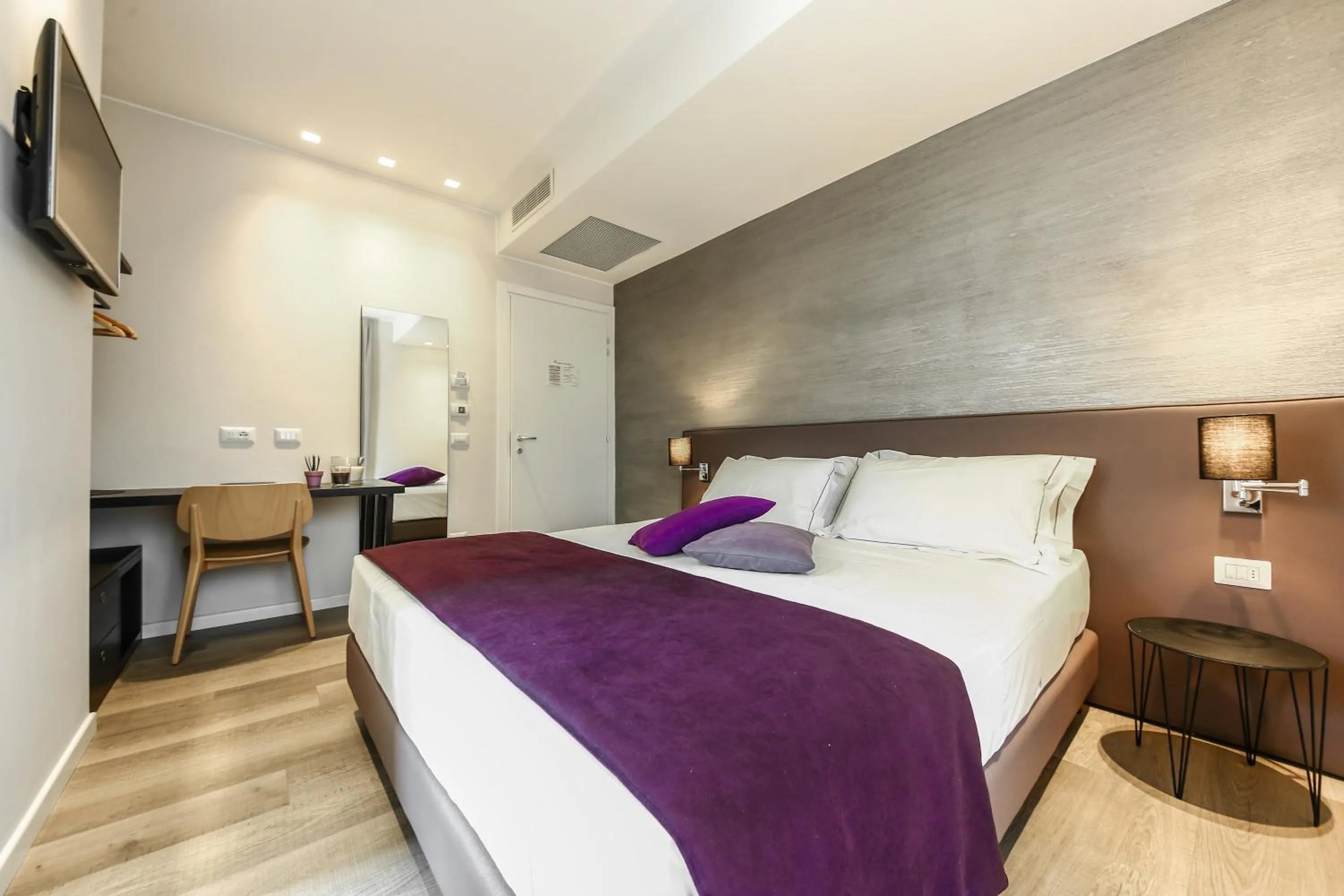 Photo of the whole room, Bed in La Bella Modena